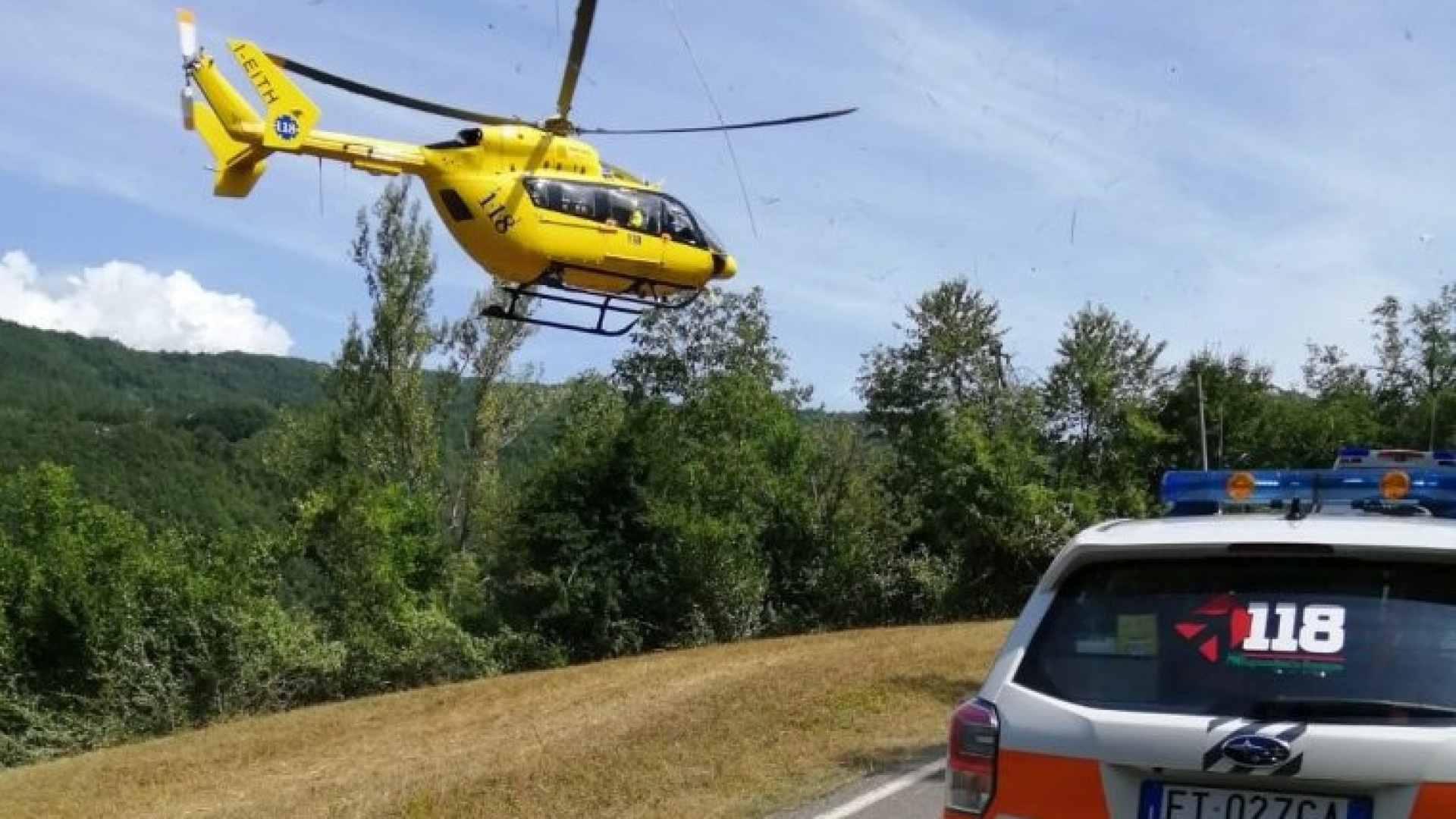 San Giorgio, 68enne si scontra con il marito e cade dalla bici: arriva l'elisoccorso