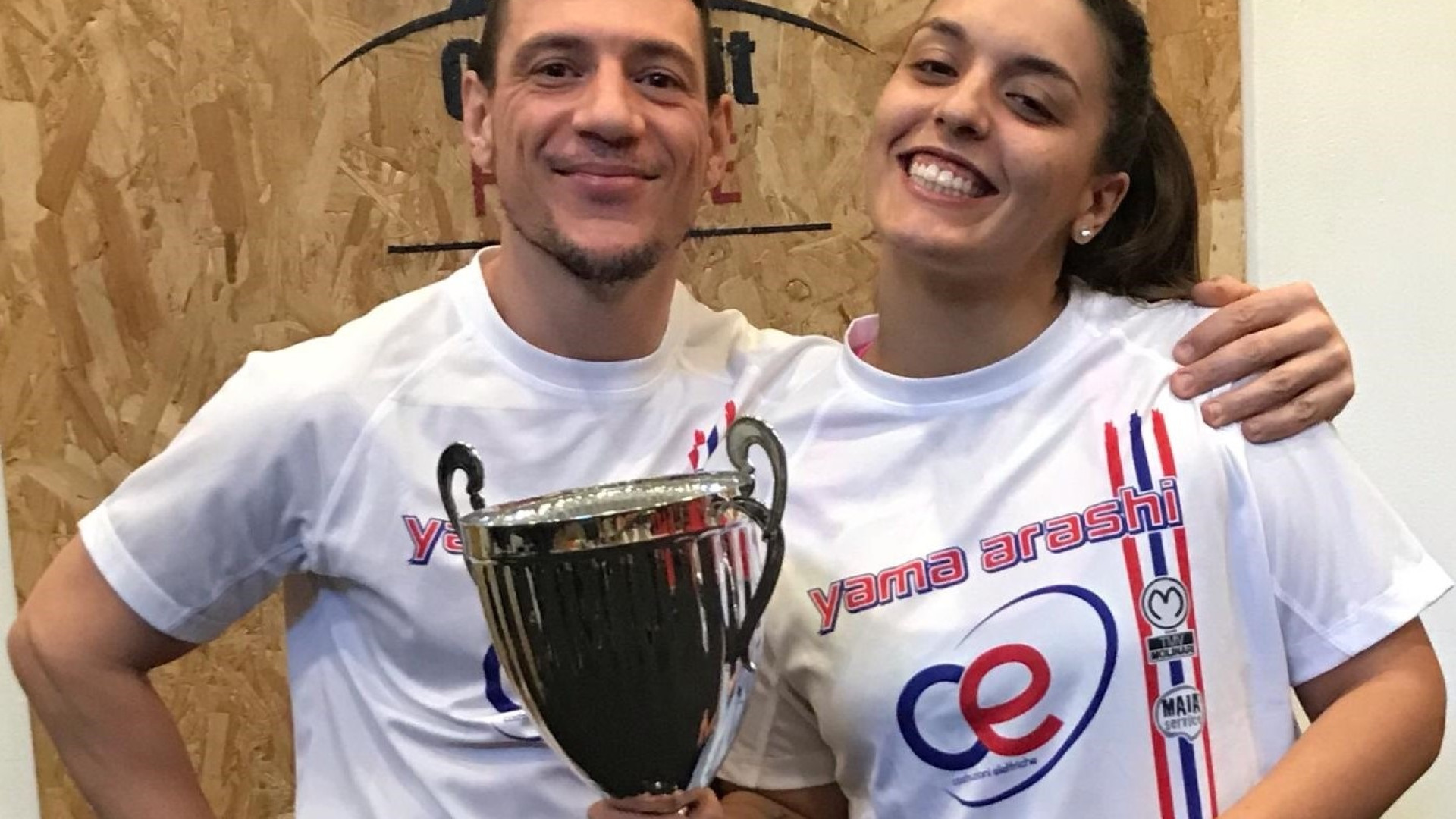 Carola Cerri della Yama Arashi solleva la medaglia d'oro alla fase regionale