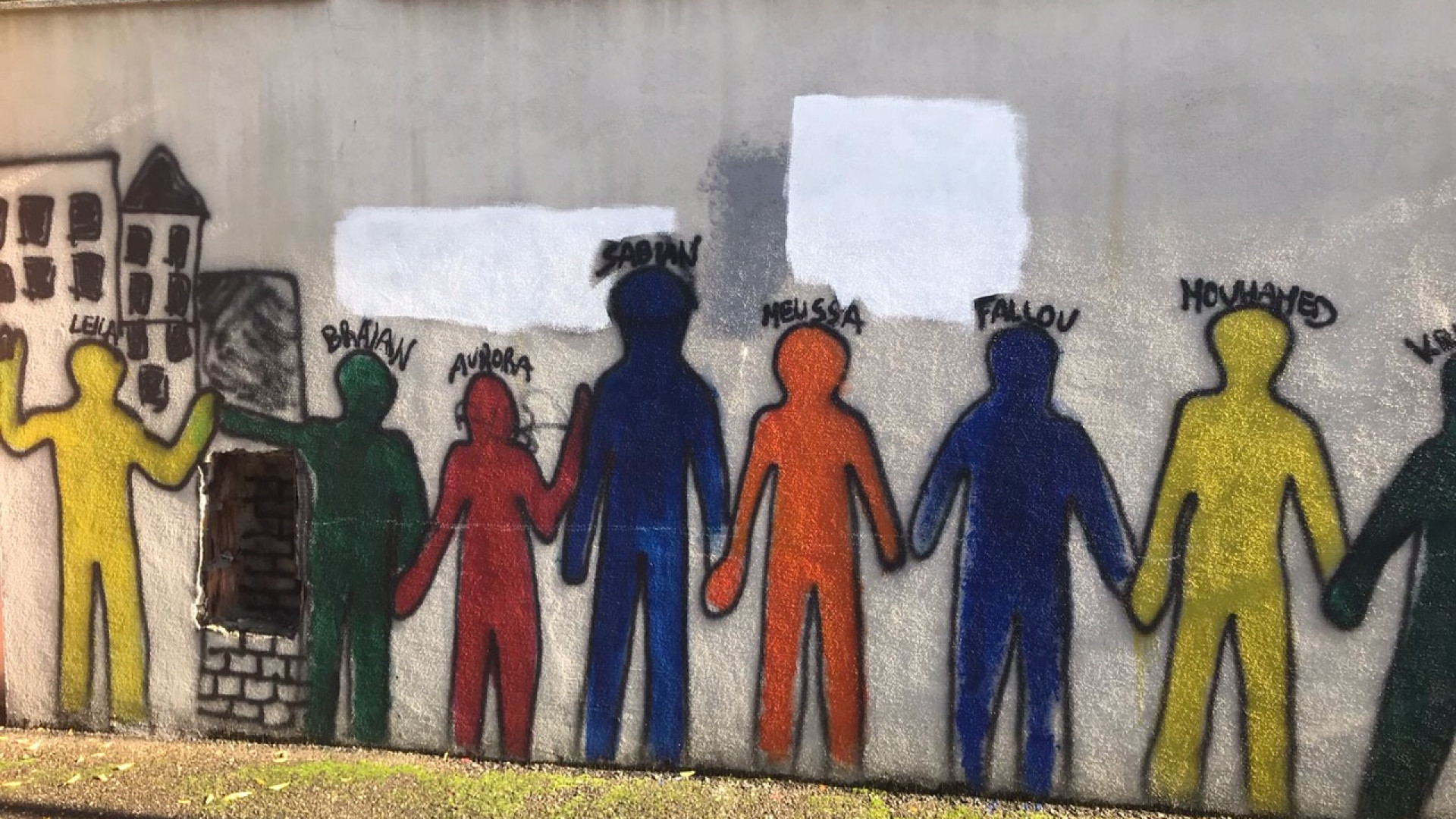 La bestemmia sul muro della fratellanza coperta da un cittadino