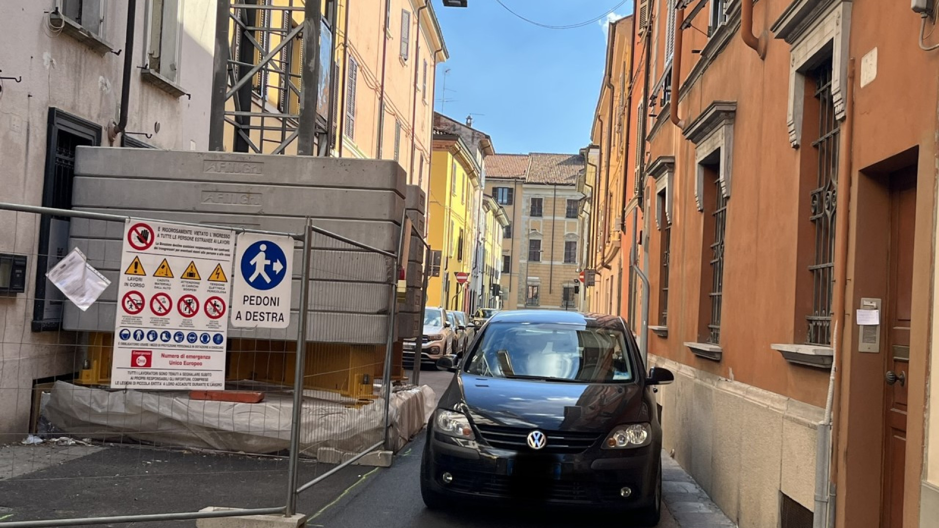 "Rischioso per i pedoni passare in via Santo Stefano". La colpa è del cantiere