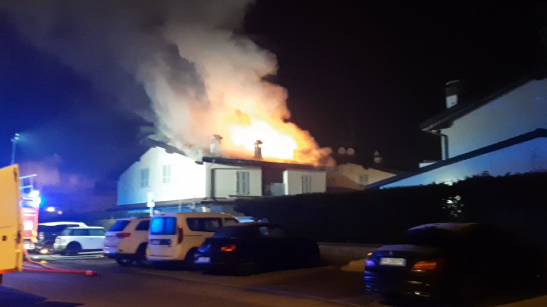 Drammatico incendio nella notte, villetta devastata dalle fiamme