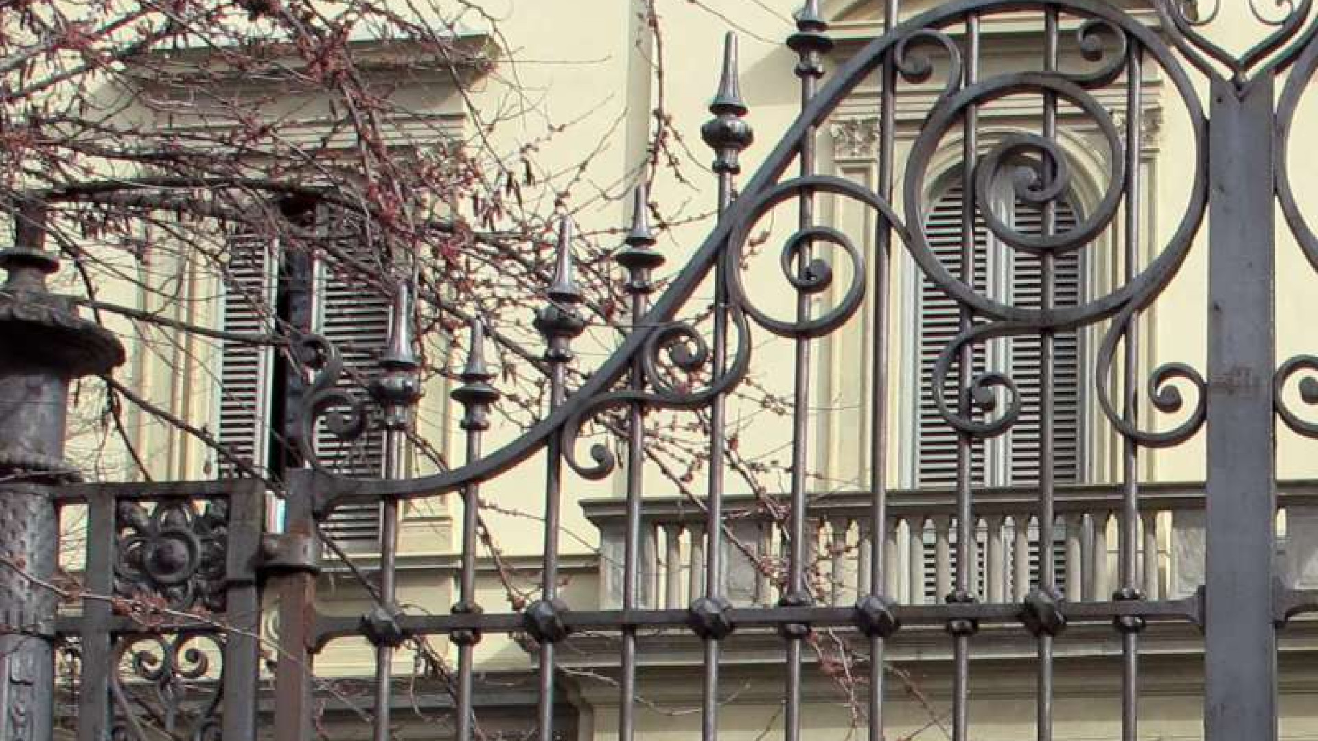 "Questo cancello è sotto sequestro". Finti carabinieri se lo portano via