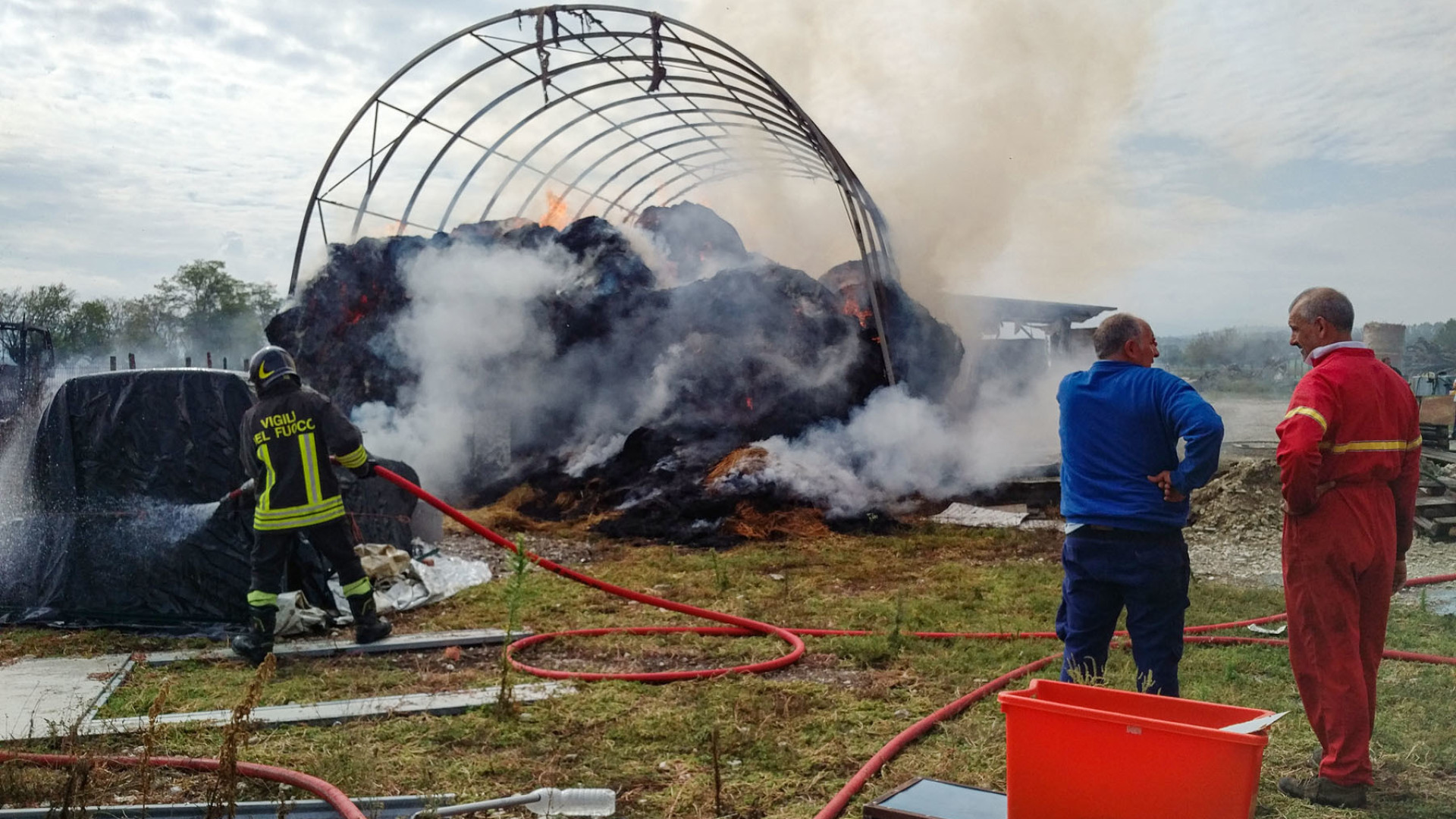 Grosso incendio a Bilegno: in fiamme una rimessa di rotoballe di fieno