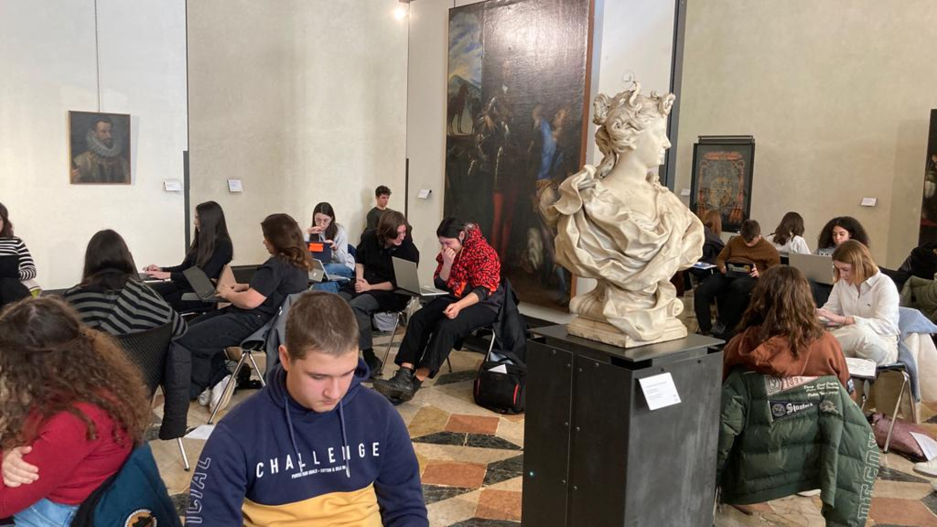 Palazzo Farnese invaso dagli studenti: "Così scriviamo d'amore tra le opere d'arte"