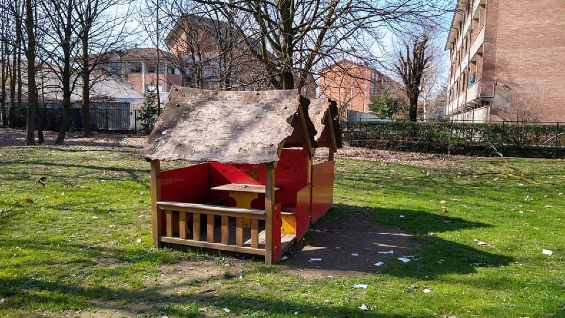Giardino di via Grandi, i cittadini: “Rami pericolanti e giochi rotti”