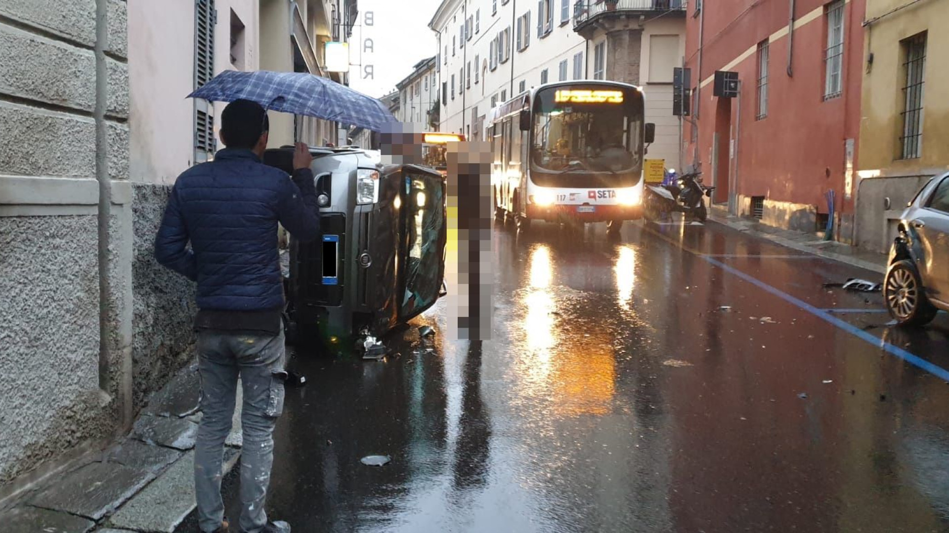 Auto ribaltata in via Borghetto, paura per una donna incastrata