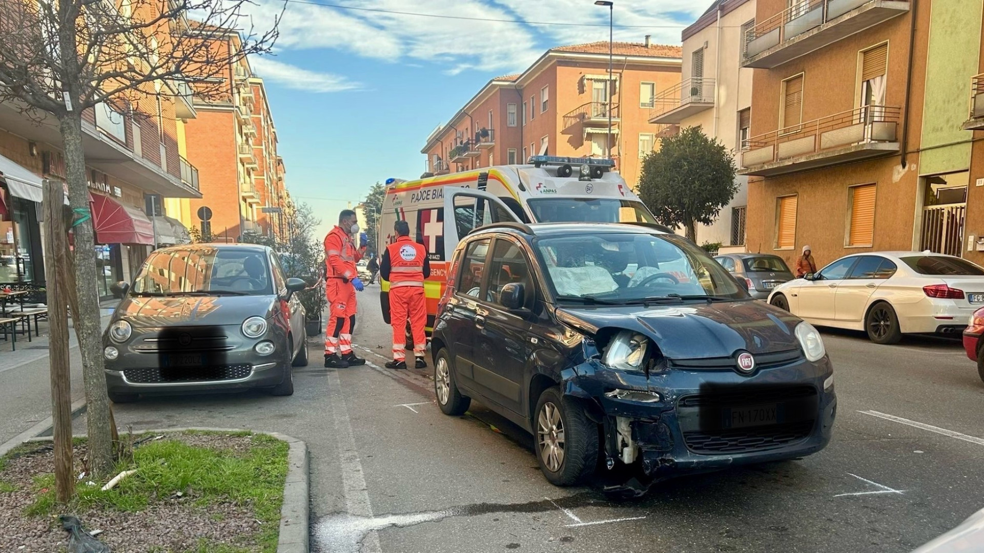 Incidente in viale Dante, ferita una 32enne. Intervento di sanitari e vigili del fuoco