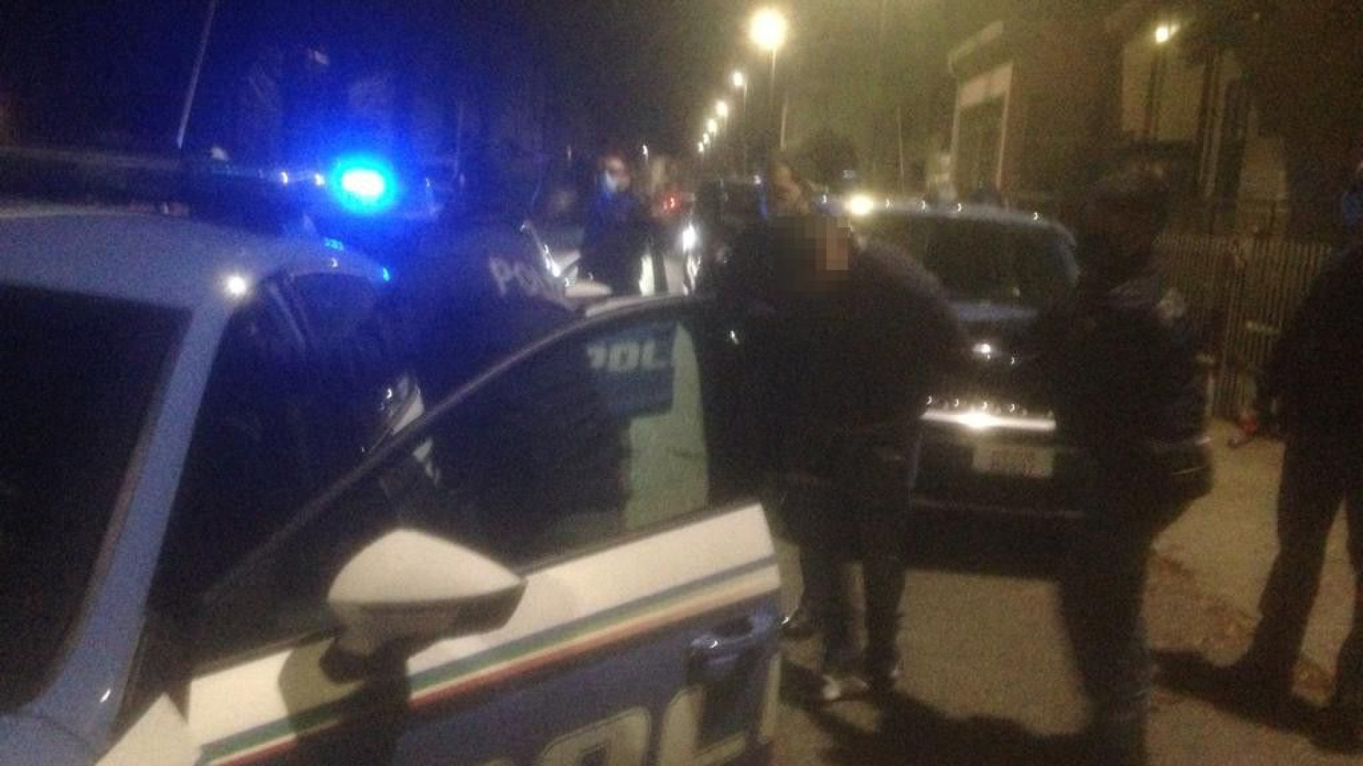 Cancello contro la volante, inseguimento in auto e fuga a piedi: quattro ladri arrestati