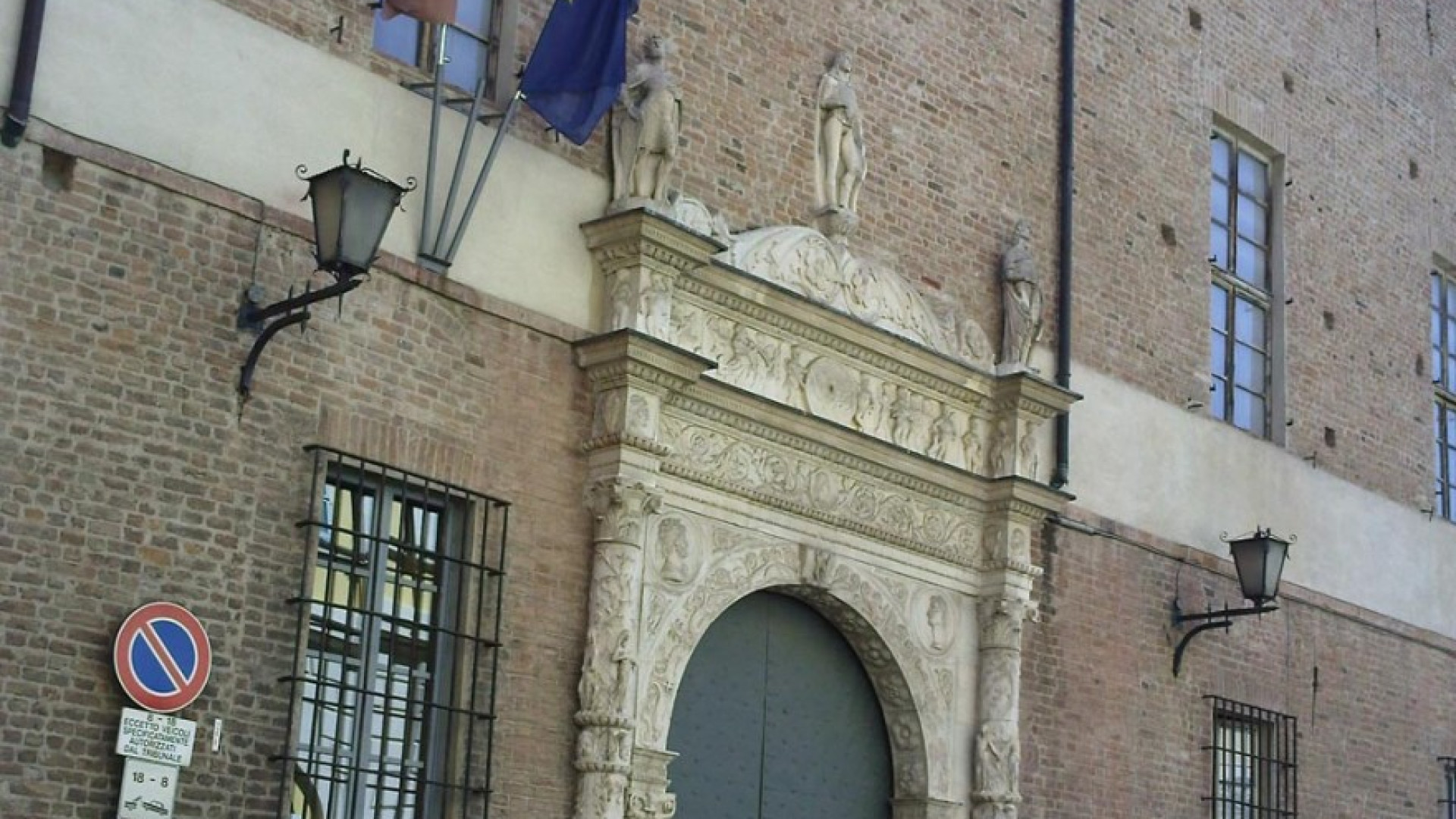 Perseguita la cassiera di un negozio: il giudice raddoppia la pena