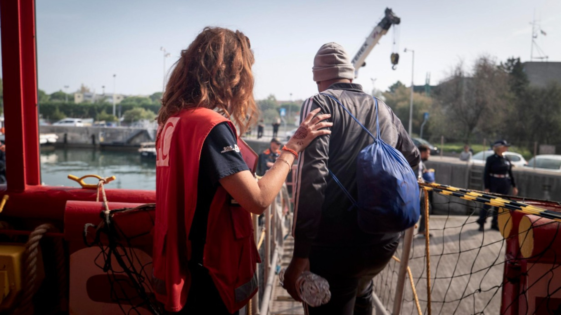 Nave ong sbarcata a Ravenna con 47 migranti a bordo, tre arriveranno a Piacenza