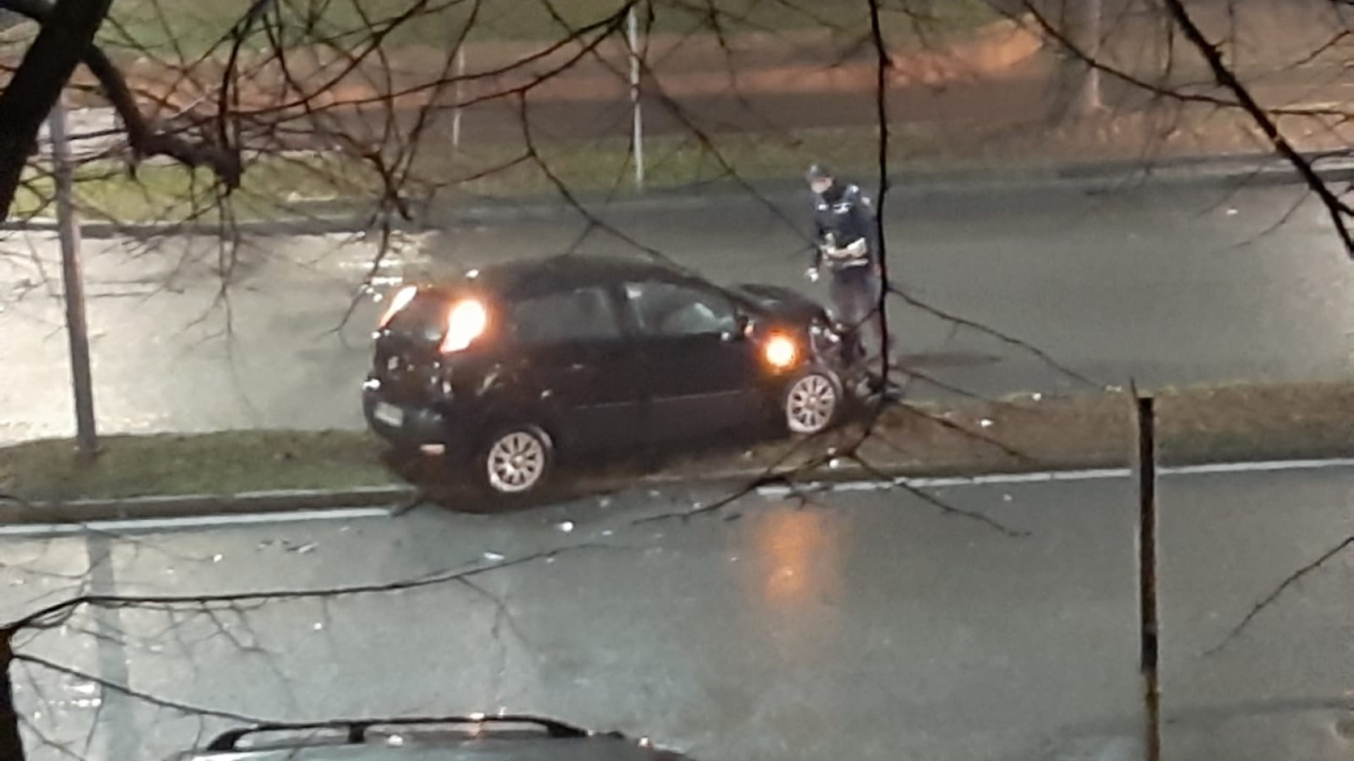Schianto tra due utilitarie, conducente estratto dai pompieri