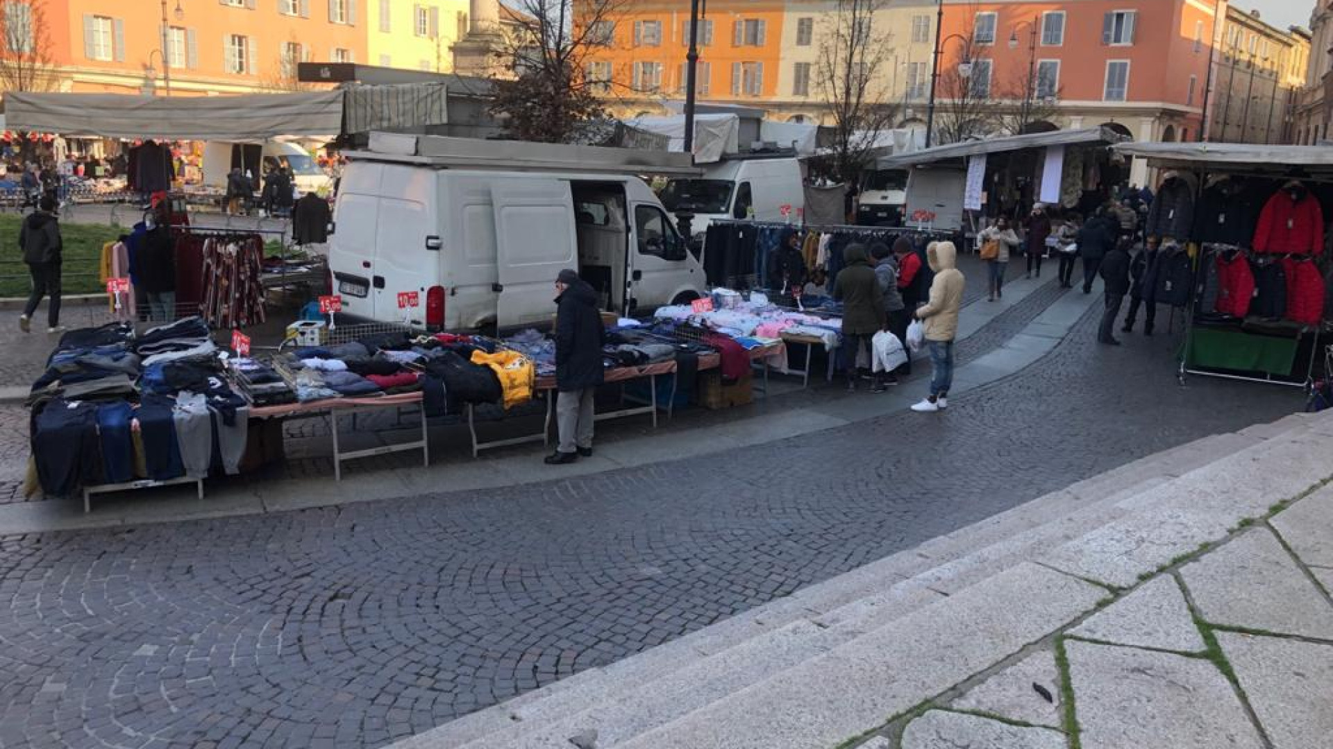 Torna il mercato in centro storico. Attenzione alle auto in sosta