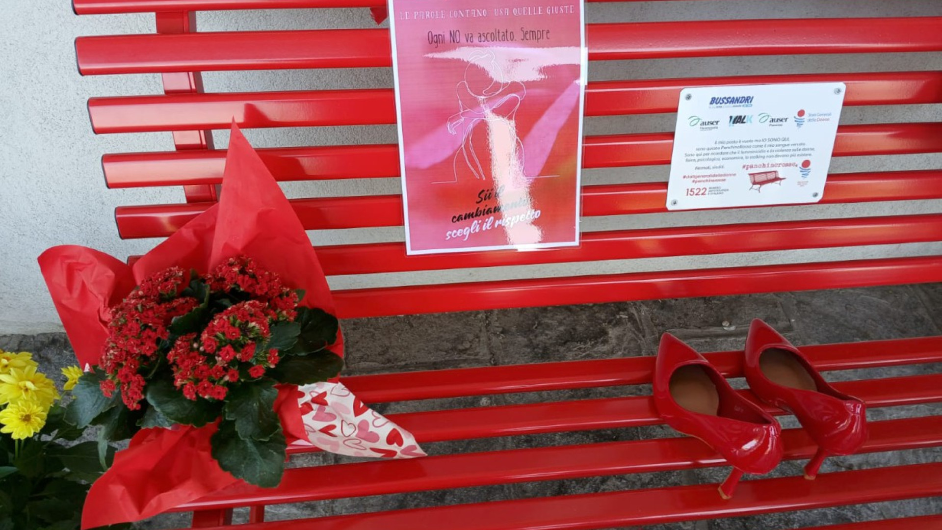 Inaugurata al Raineri Marcora una panchina rossa: "Basta violenza sulle donne"