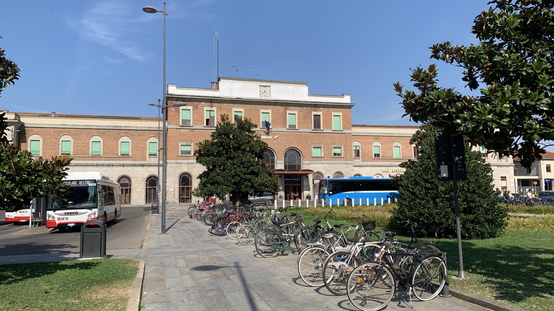 Parcheggi a rotazione, pulizia e illuminazione: i progetti per la zona della stazione