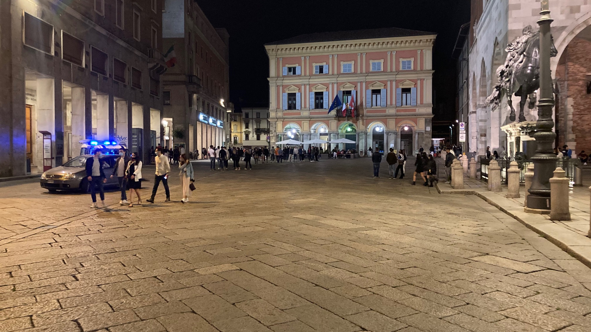 "Un ragazzo con gli occhi truccati seguito e intimidito". La denuncia di Arcigay