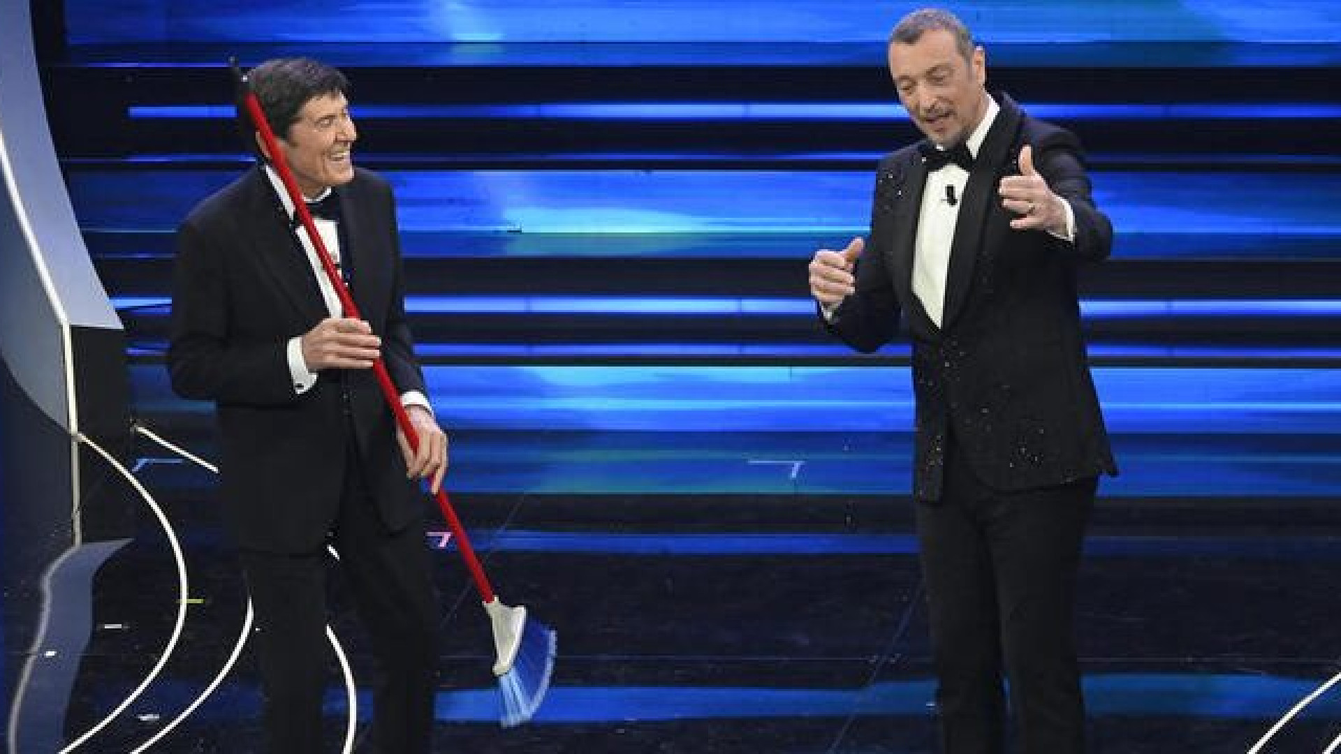 La scopa di Gianni Morandi per Progetto Vita. Aschieri: "Lo aspettiamo a Piacenza"