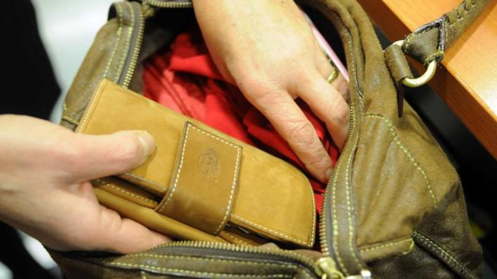 Appoggia la borsa sul passeggino, 64enne derubata di 600 euro