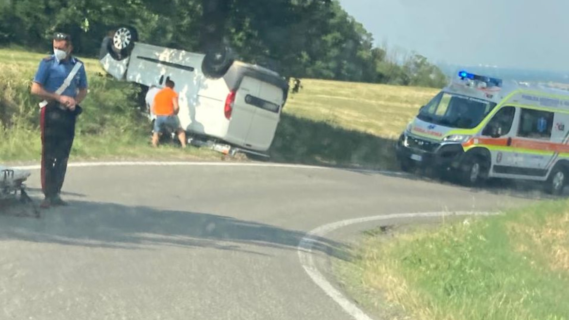 Incidente a Pigazzano, furgone esce di strada e si ribalta in un campo