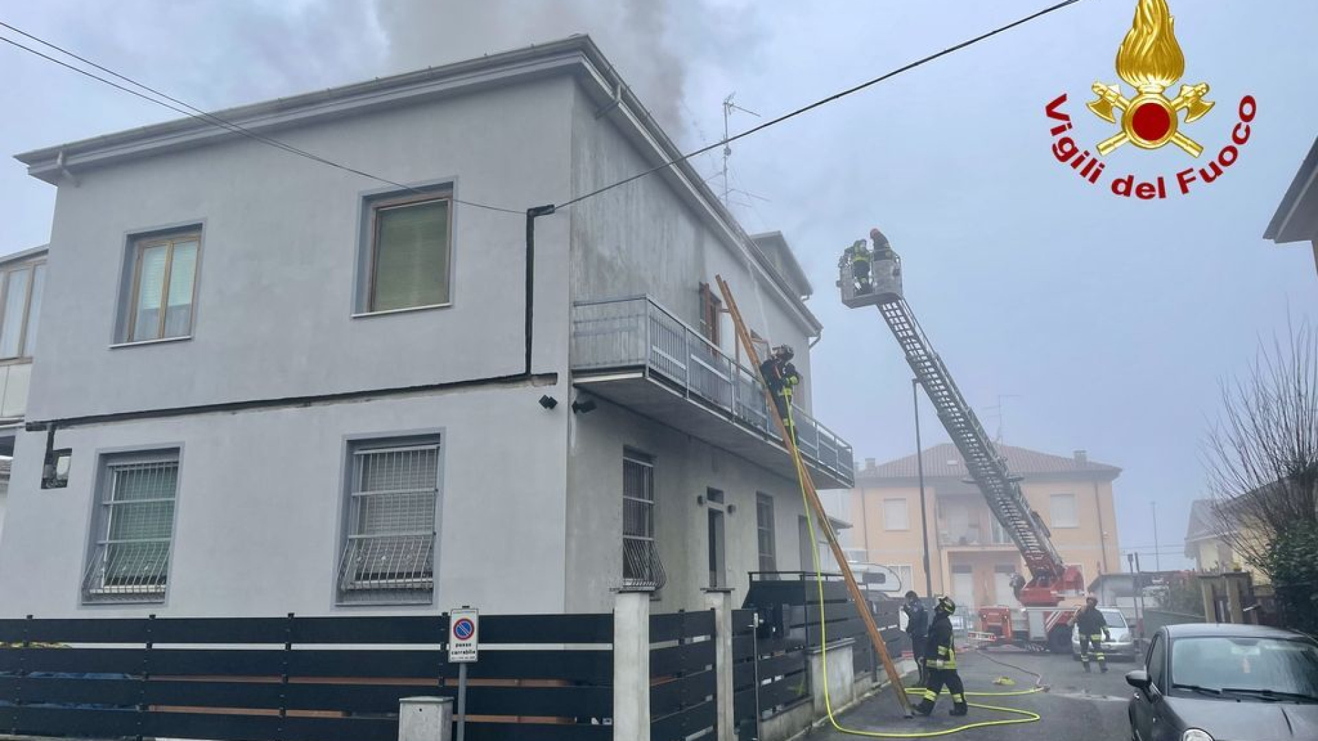 Borgotrebbia, fiamme dal sottotetto di una palazzina: incendio domato