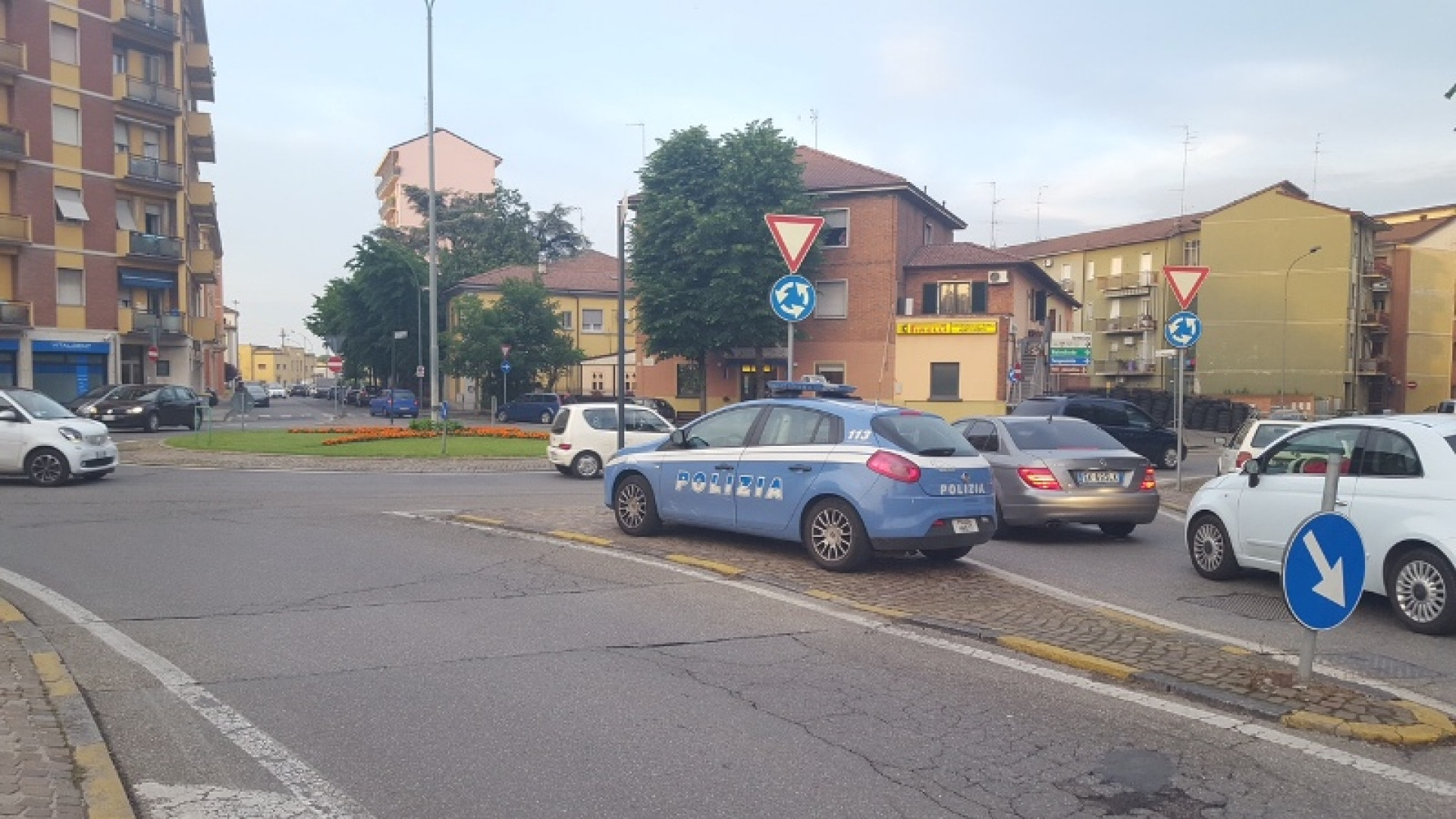 Calci, pugni e spranga di ferro: botte da orbi in piazzale Velleia. Tre feriti