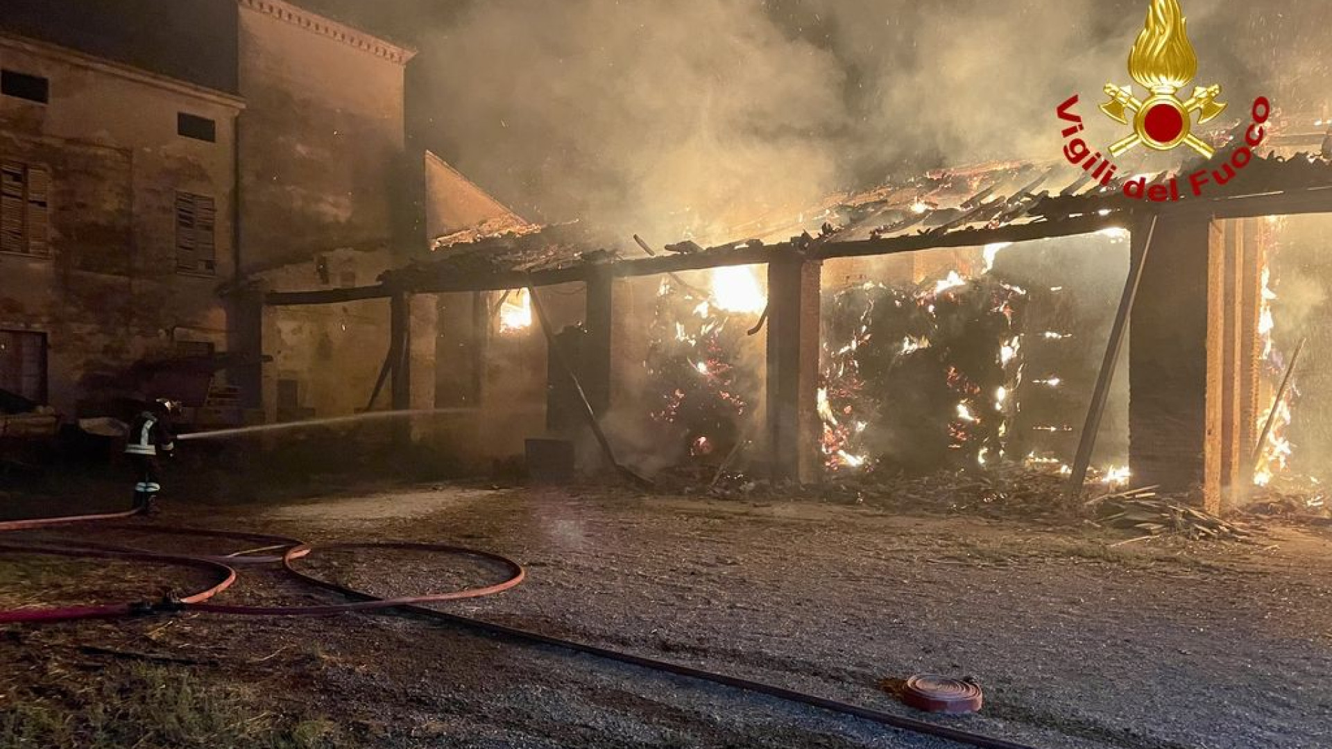 In fiamme un cascinale tra Montale e Ivaccari, notte di lavoro per i vigili del fuoco