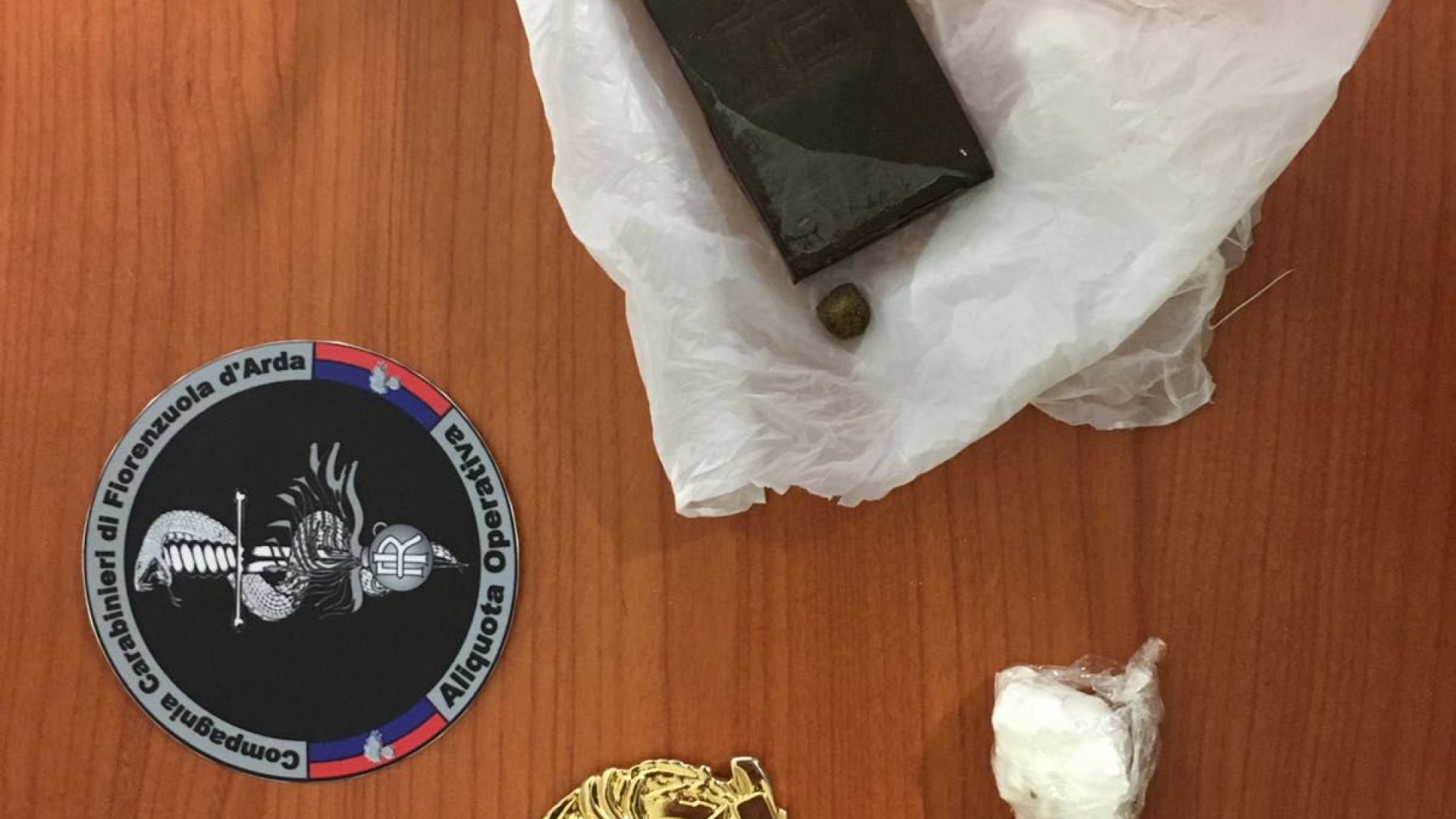 Cocaina nella sciarpa e hashish in casa: un arresto e due denunce