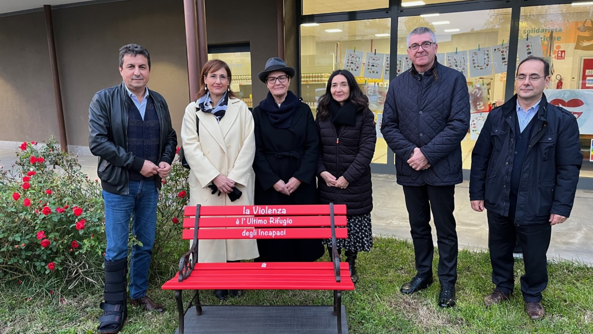 "La violenza è l'ultimo rifugio degli incapaci". Panchina rossa all'Emporio solidale