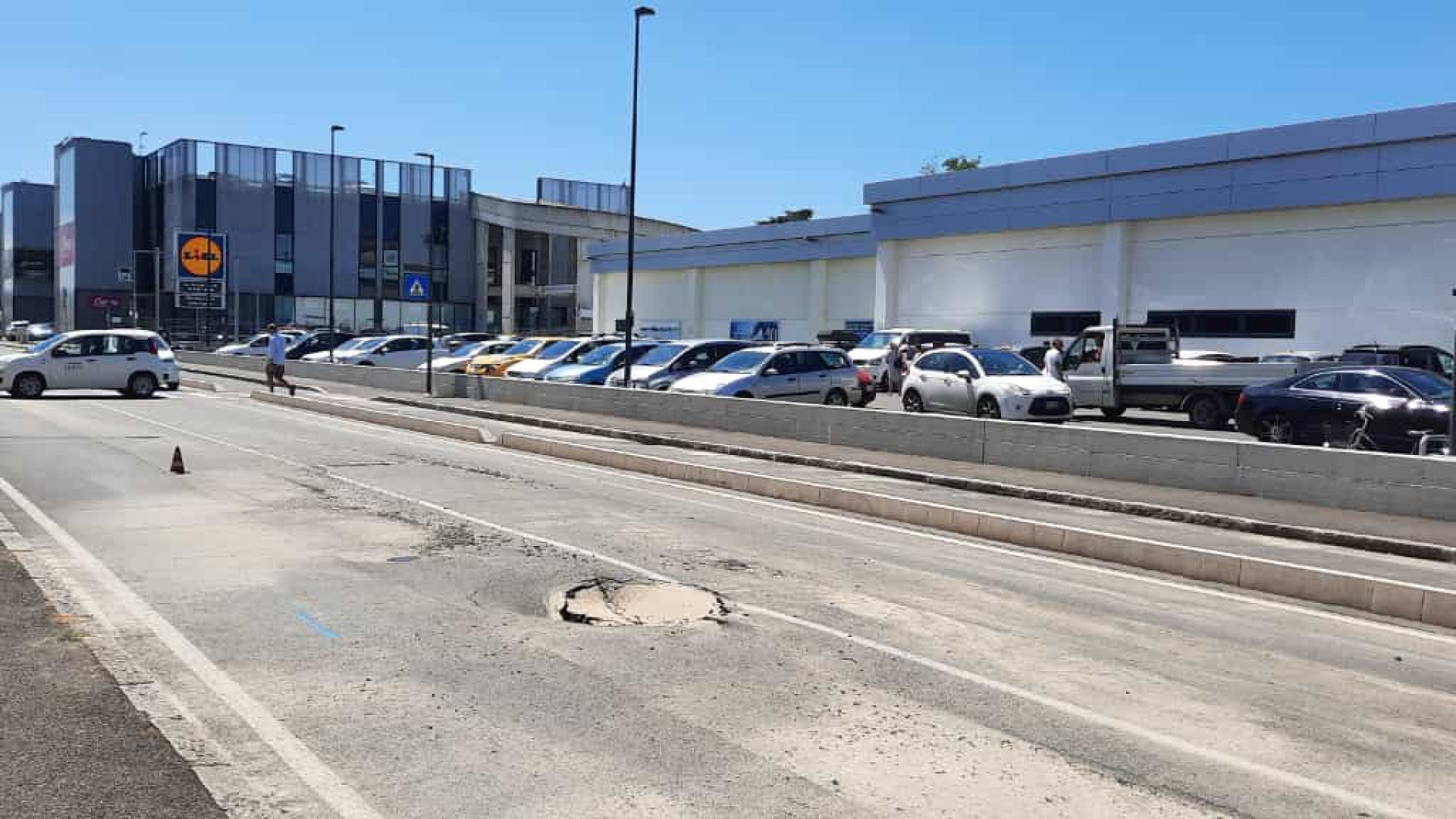 Cede l'asfalto, una grossa buca si apre in via Calciati. Traffico deviato