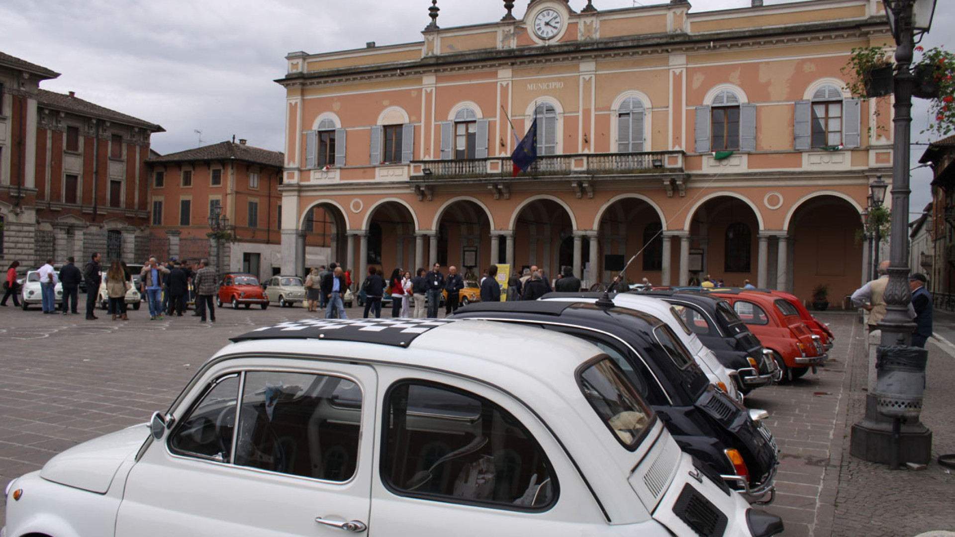 Il Club Veicoli Storici di Piacenza sfreccia in Valtidone con le mitiche Fiat 500