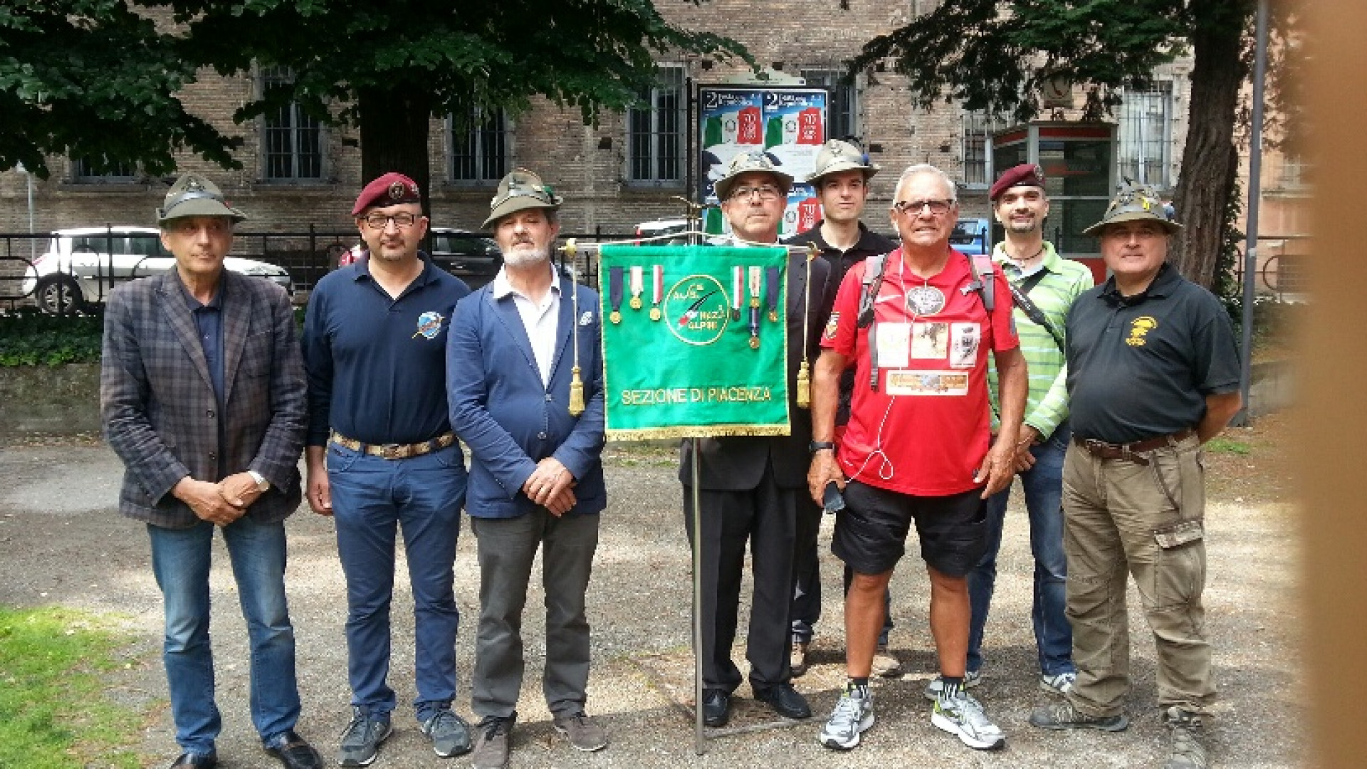 Giro d'Italia a piedi a 82 anni, l'alpino parà: "Fate sport per stare bene"