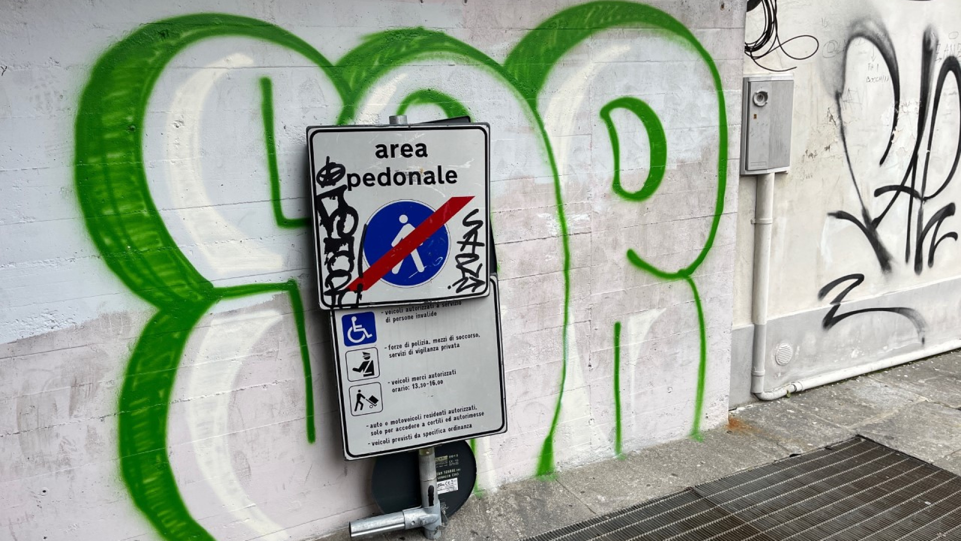 Atti vandalici e minacce ai commercianti in via San Siro. "Se fai qualcosa ti ammazzo"