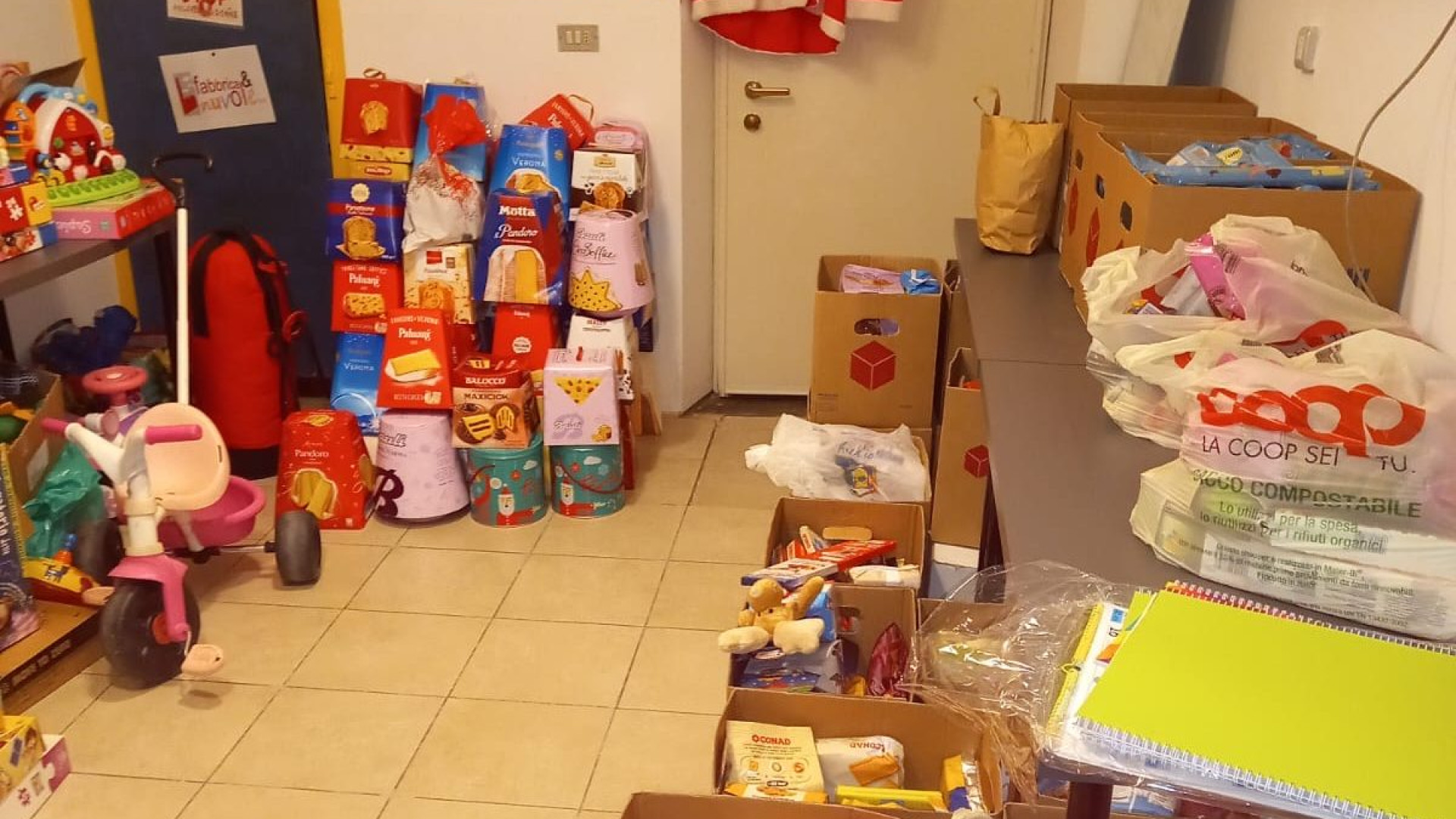 “Operazione Natale Felice”, raccolti 50 scatoloni di generi alimentari e panettoni