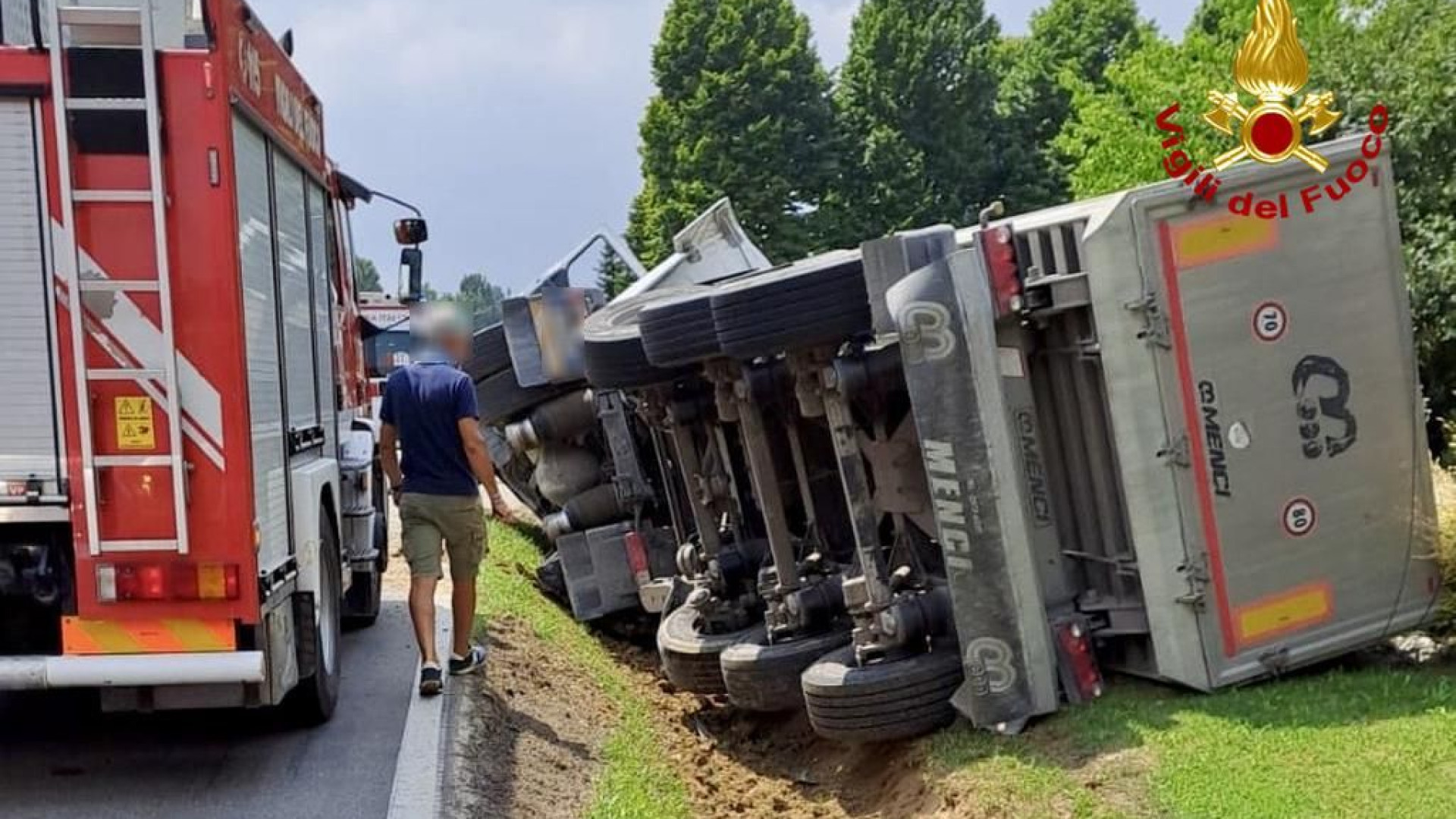 Ciriano, camion finisce fuori strada: grave il conducente, trasportato a Parma