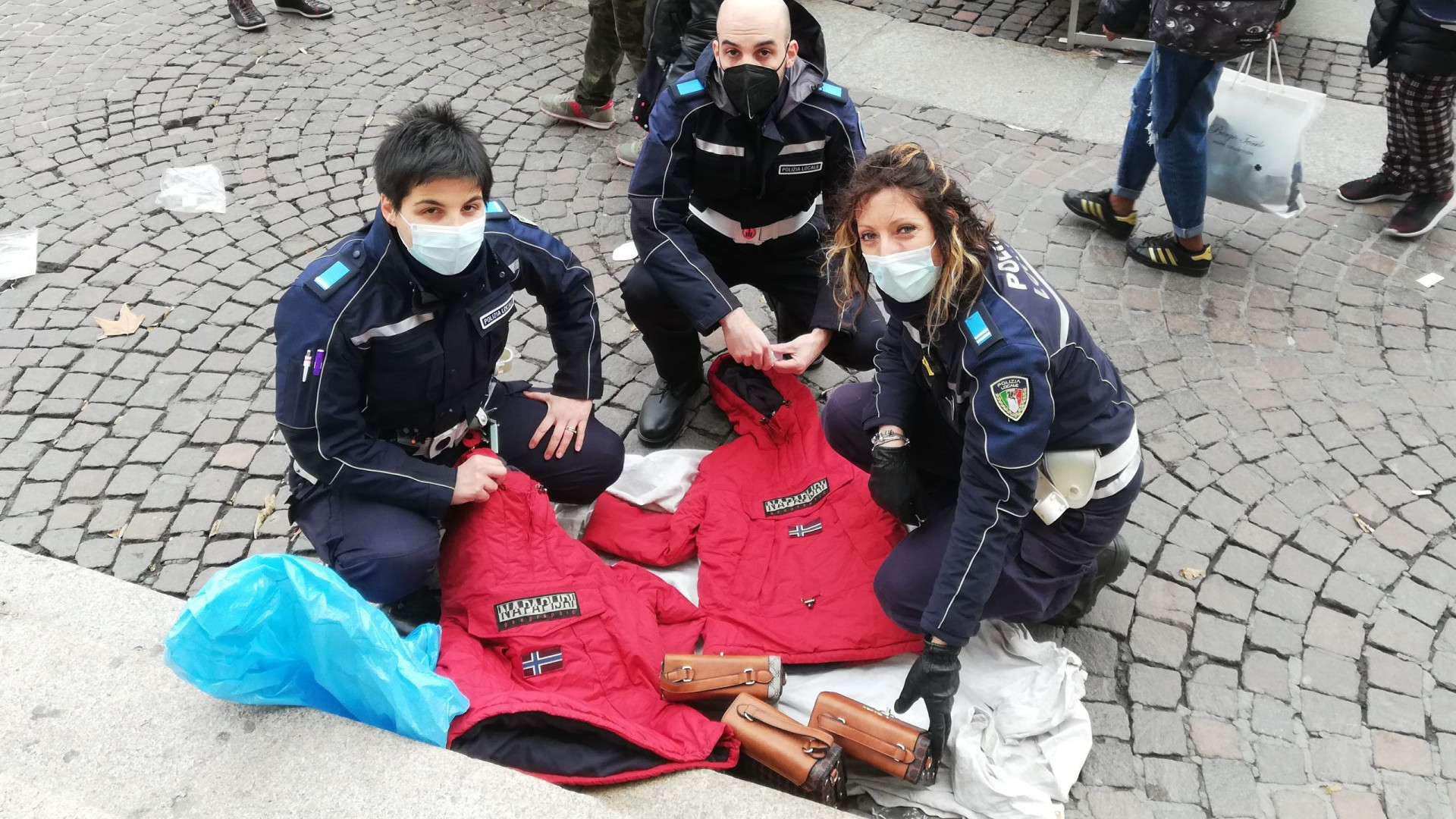 Controlli della municipale sul mercato: sequestrate borse e giubbotti agli abusivi