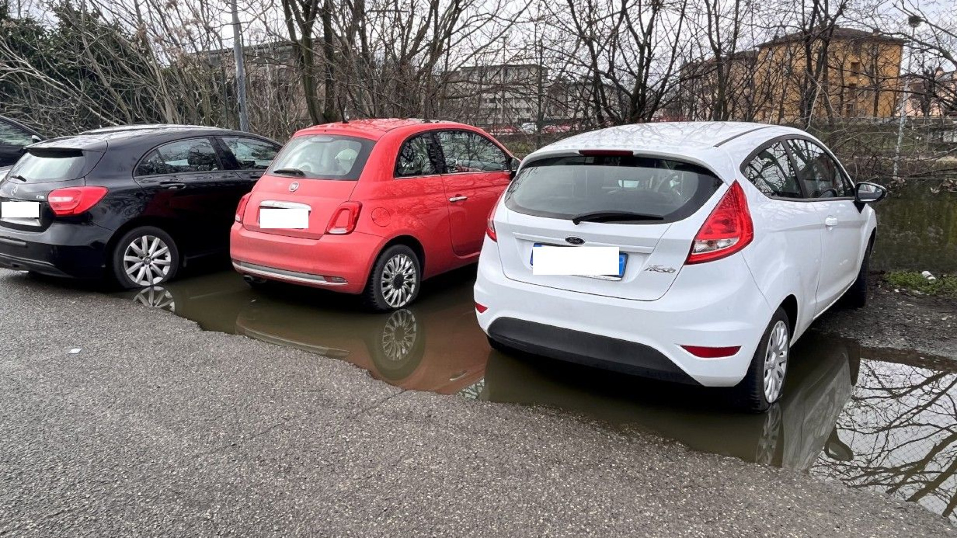 Posti insufficienti, se piove è palude: tour nei parcheggi dei pendolari