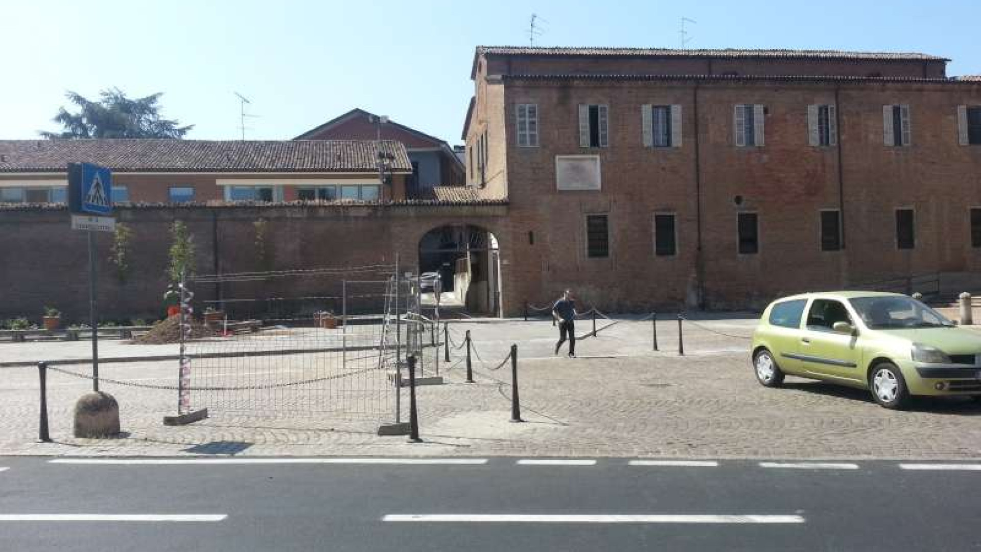 Piazzale delle Crociate, non paga l’affitto e il frate lo denuncia: "Ero senza soldi"