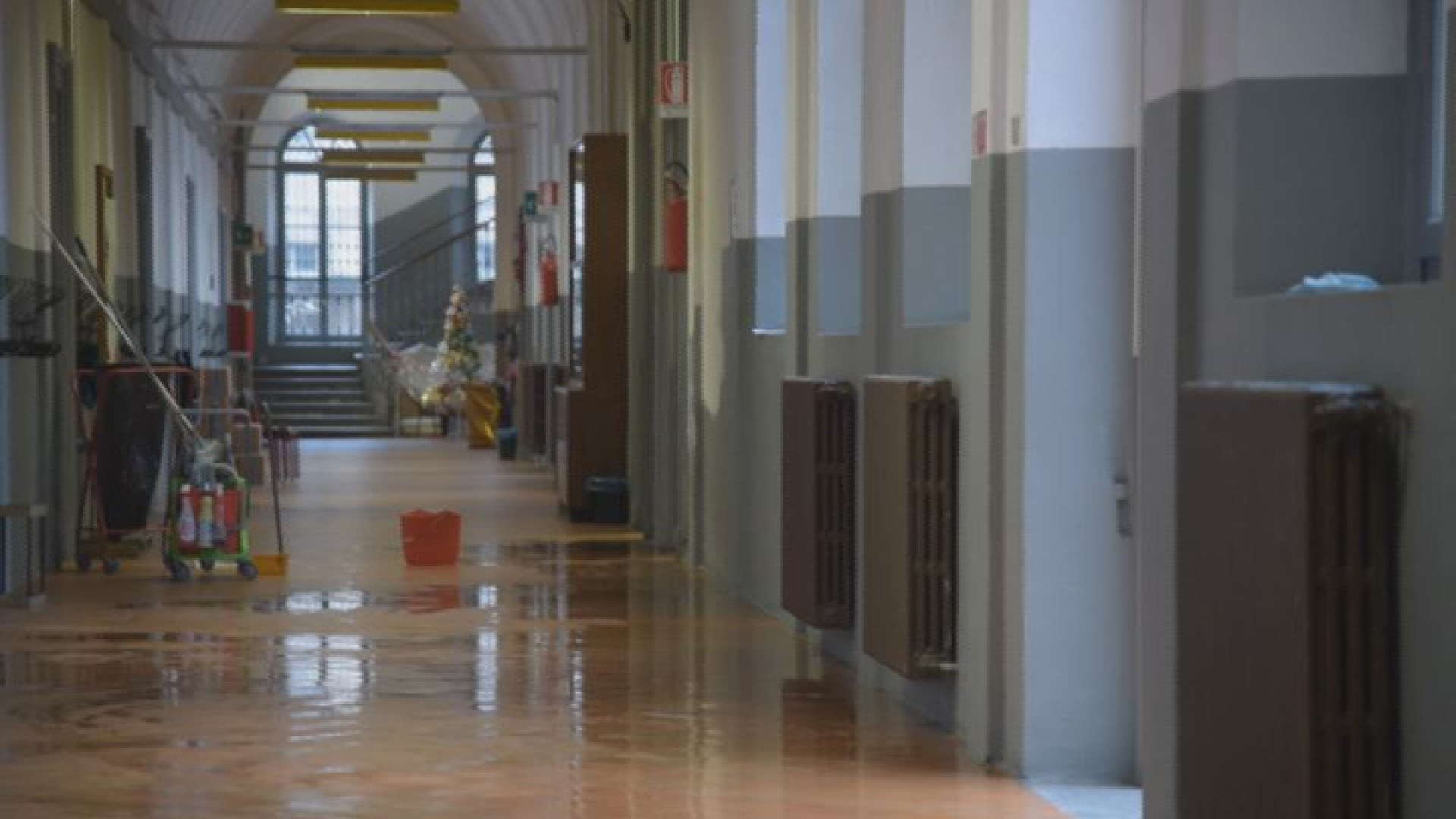 Scuola Giordani allagata: acqua invade il primo piano, alunni a casa