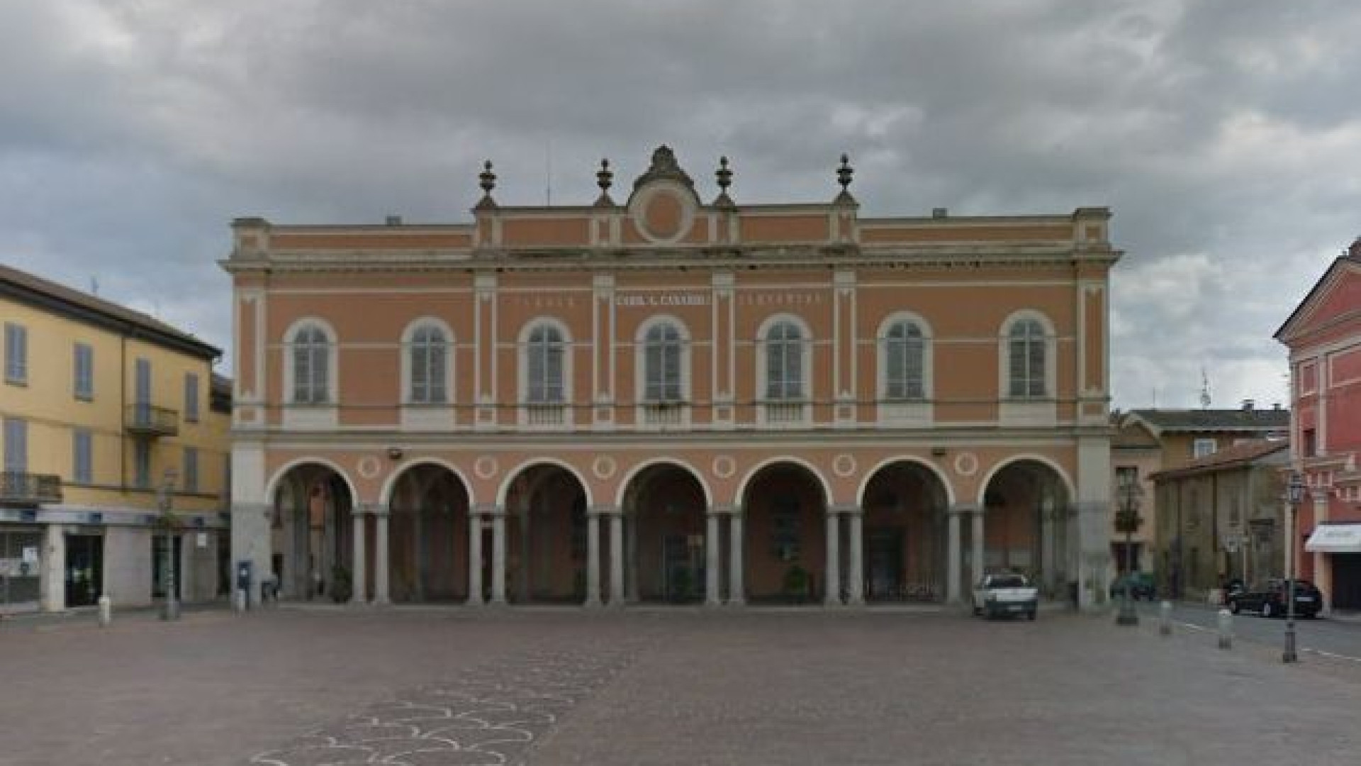 Tavolini all'aperto senza plateatico: pioggia di domande a Castello