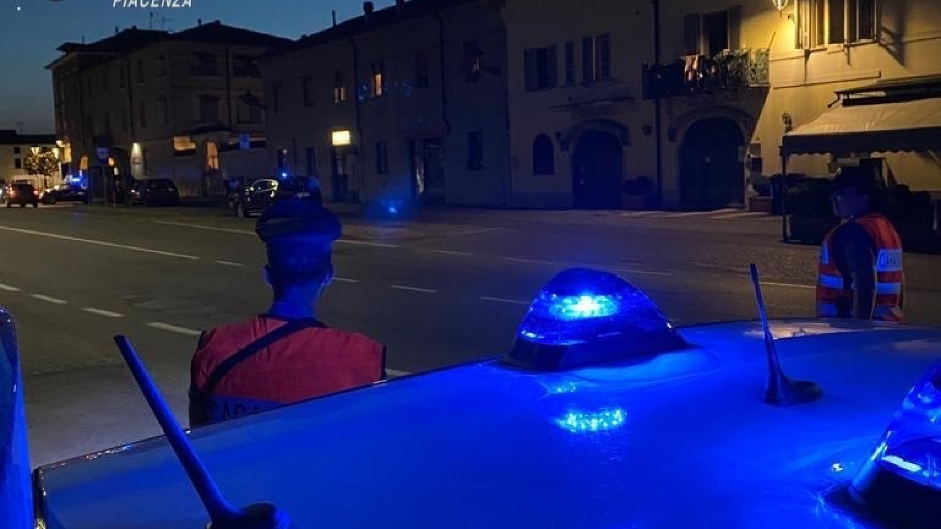 Troppi invitati al cenone di Capodanno, lite tra i padroni di casa: arrivano i carabinieri