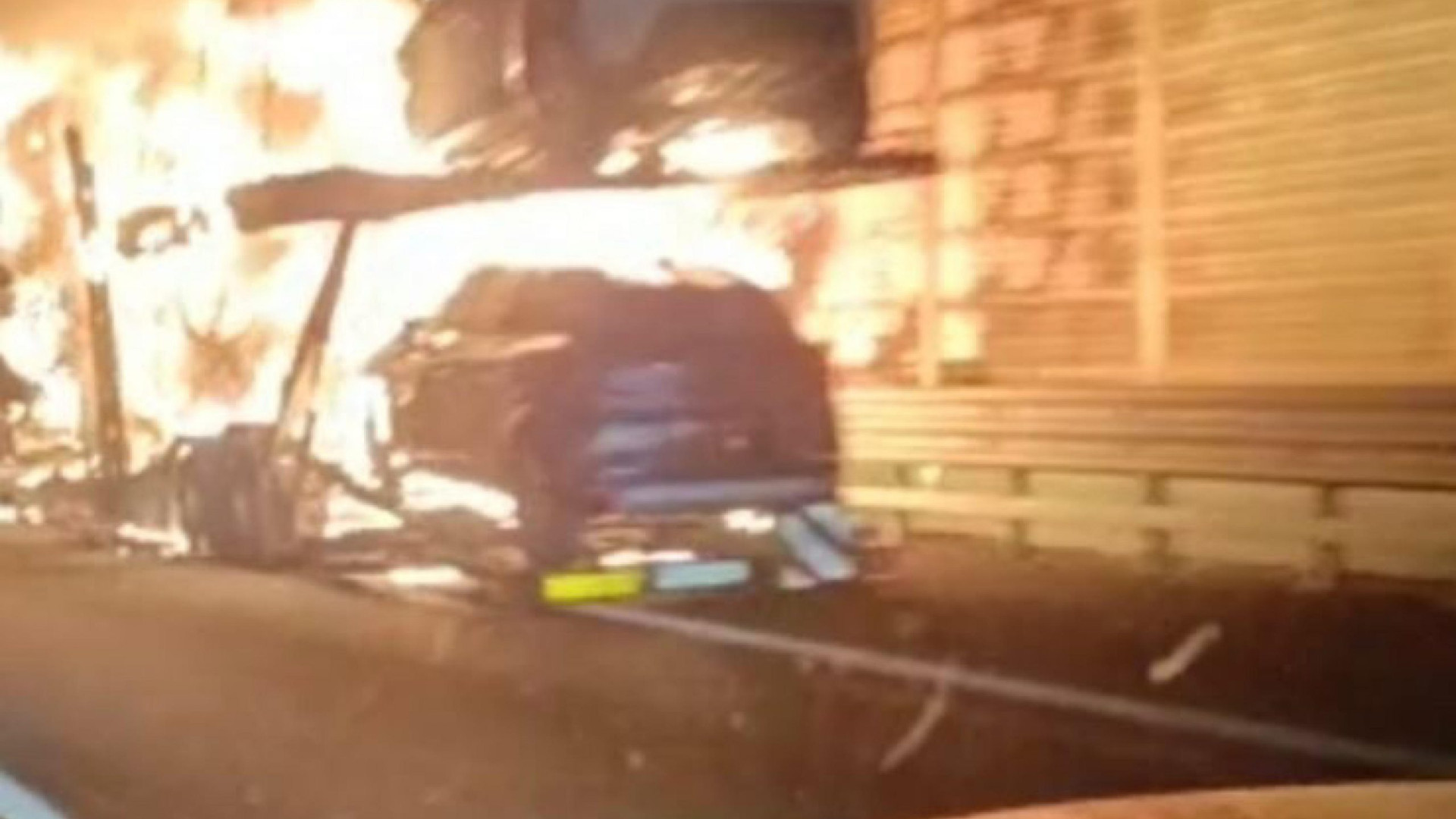 Bisarca in fiamme in A21: traffico in tilt e lunghe code. Riaperta l'autostrada