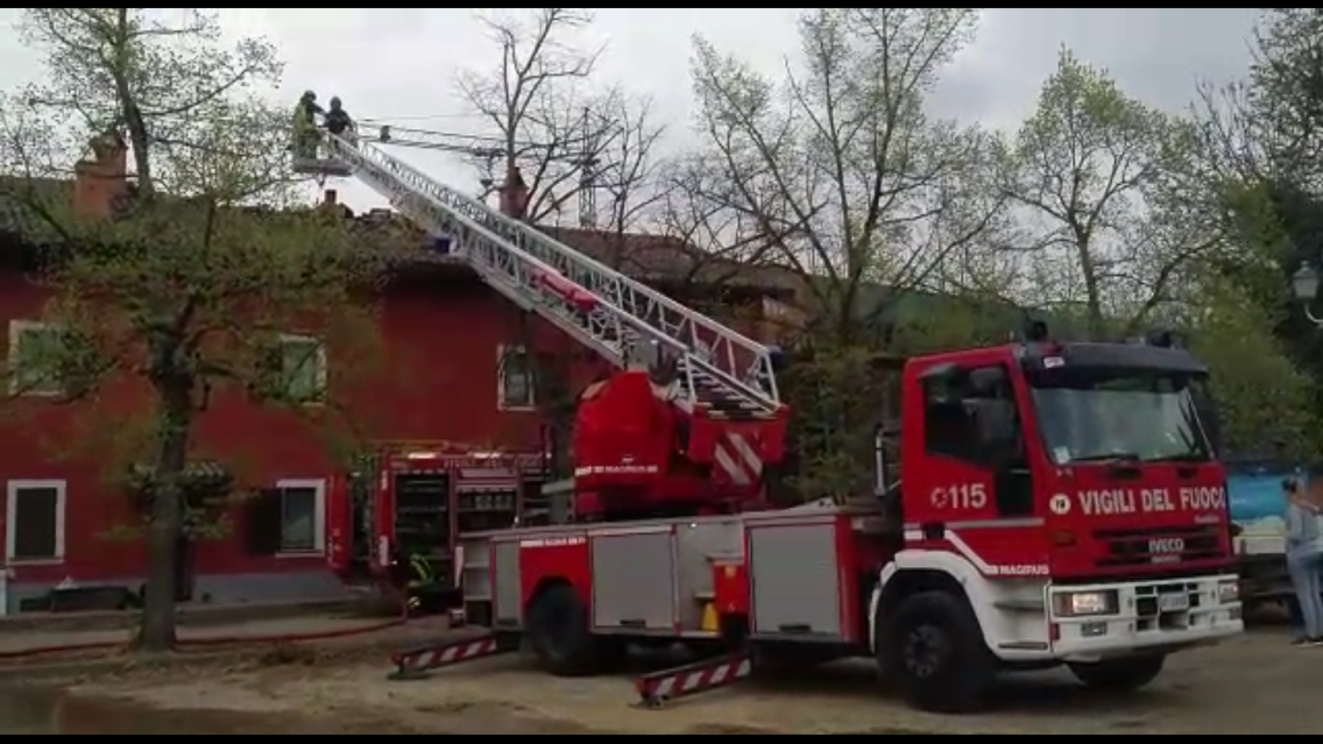 Incendio in una casa a schiera: bruciata parte del tetto