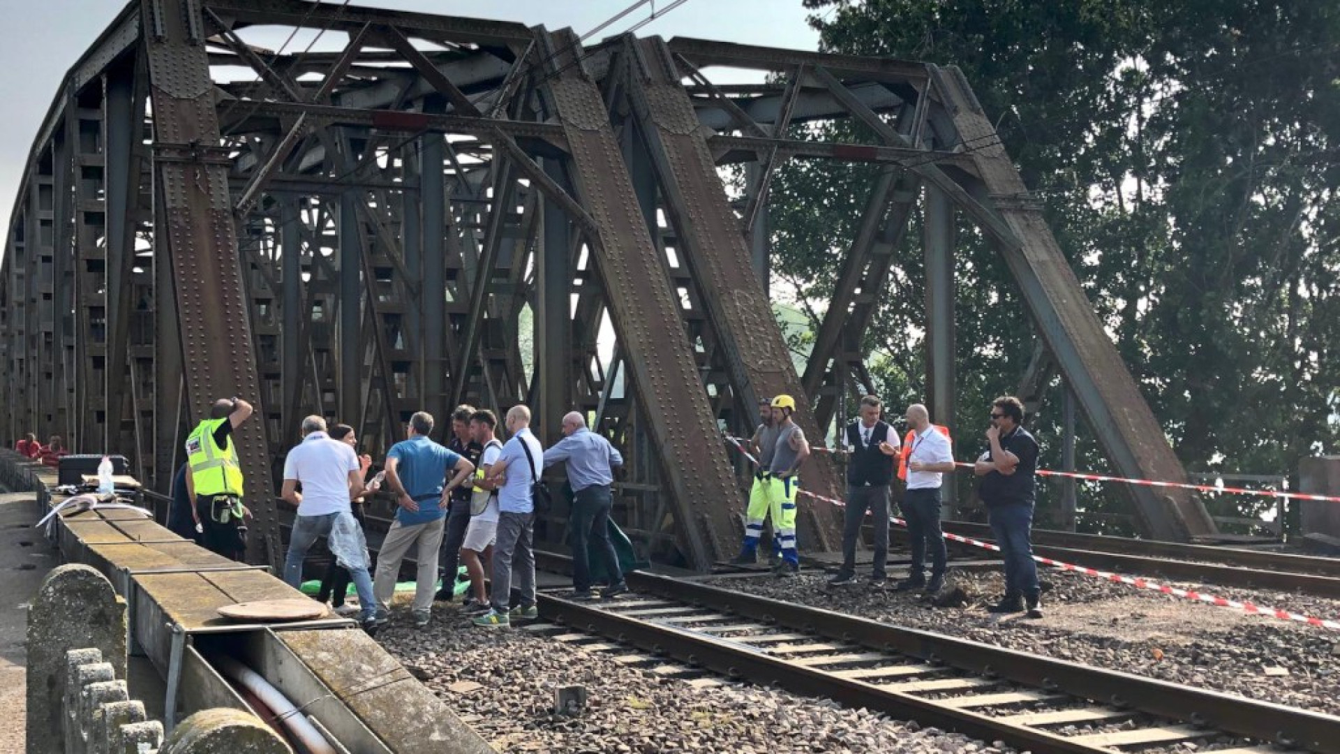 Identificato il giovane trovato morto sui binari: 19 anni, viveva a Codogno