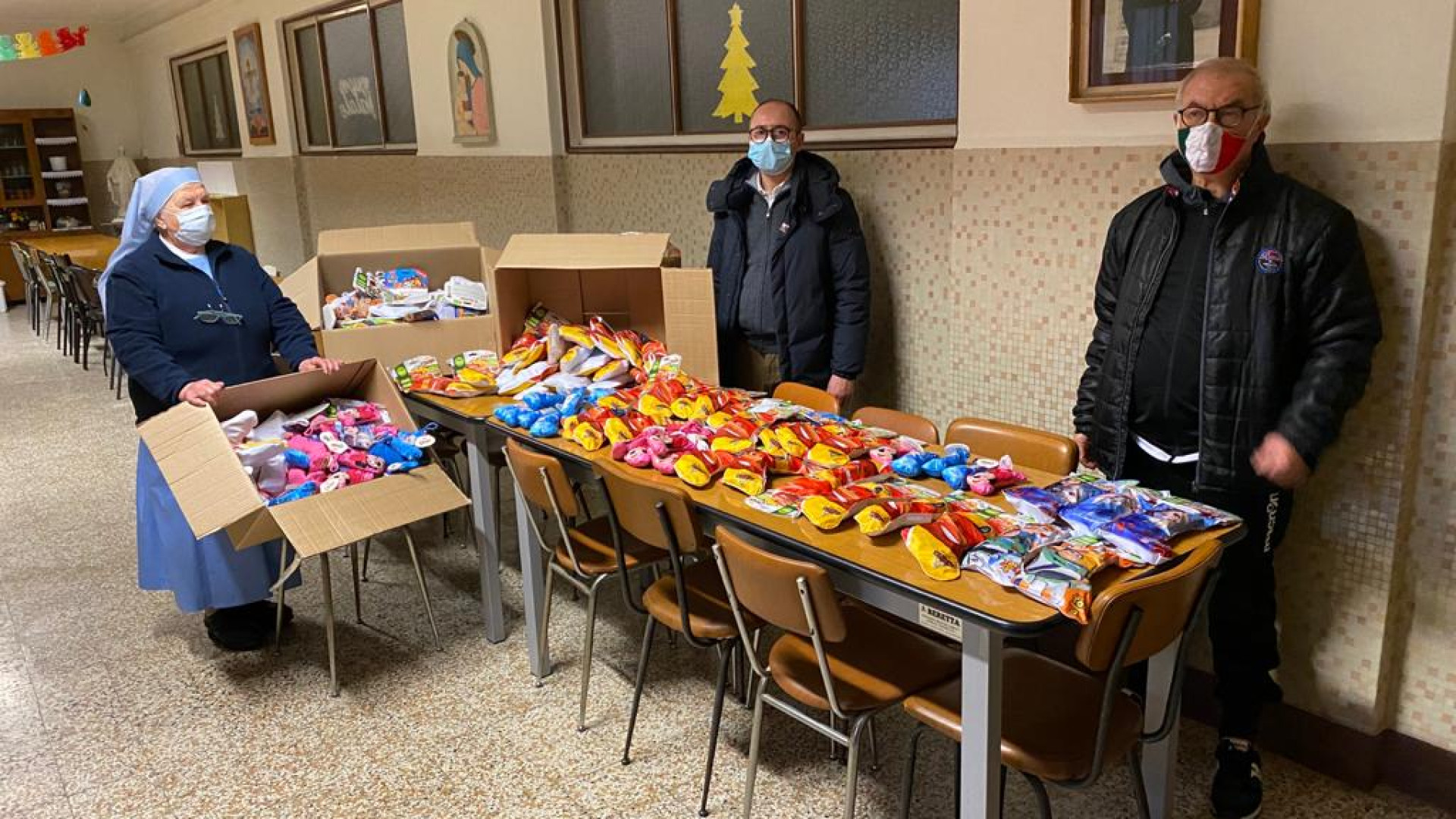 Calze piene di dolciumi per i piccoli della pediatria e di monsignor Torta