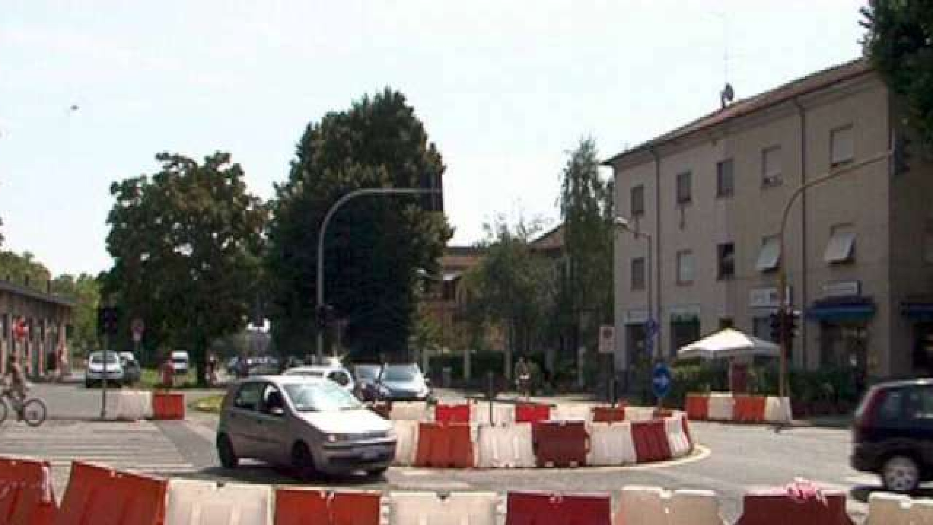Via IV Novembre, spunta la rotonda. Da oggi semaforo spento