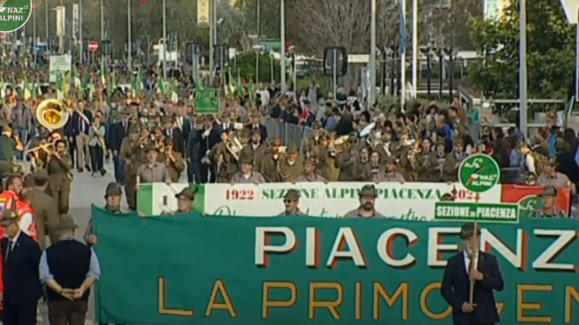 Adunata, cinquecento alpini piacentini a Rimini. Lupi: "Spirito di amicizia". Video