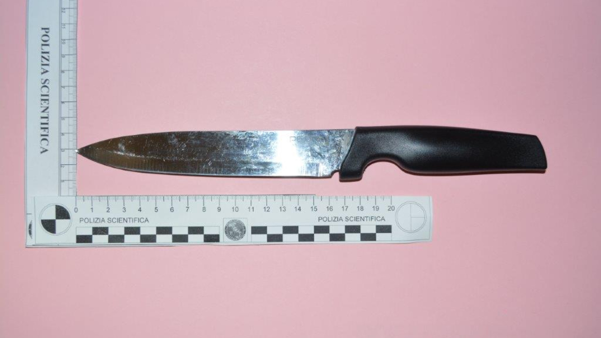 Via Taverna, 50enne accoltellato al volto dopo una lite. Arrestato l'aggressore