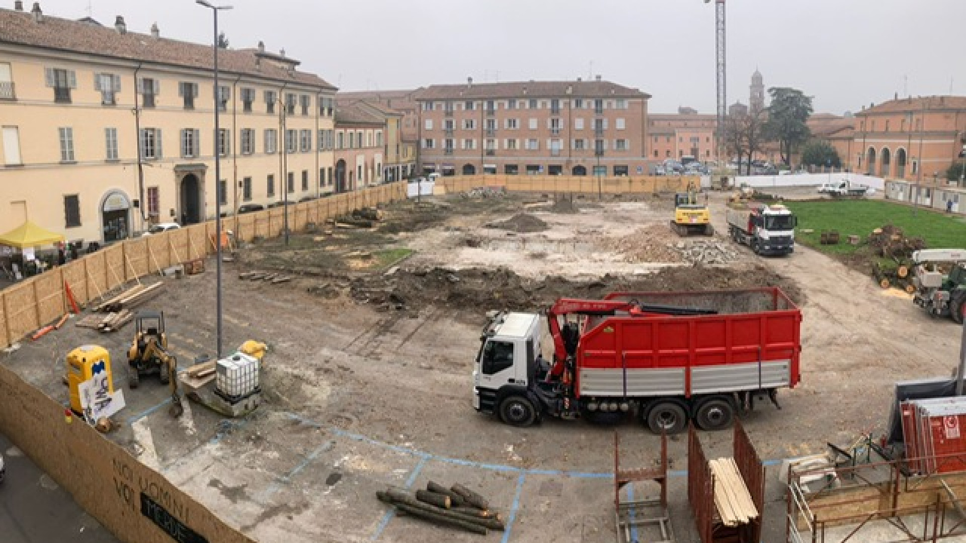 Lavori in piazza Cittadella fermi da giorni: "Fognatura e acquedotto da spostare"