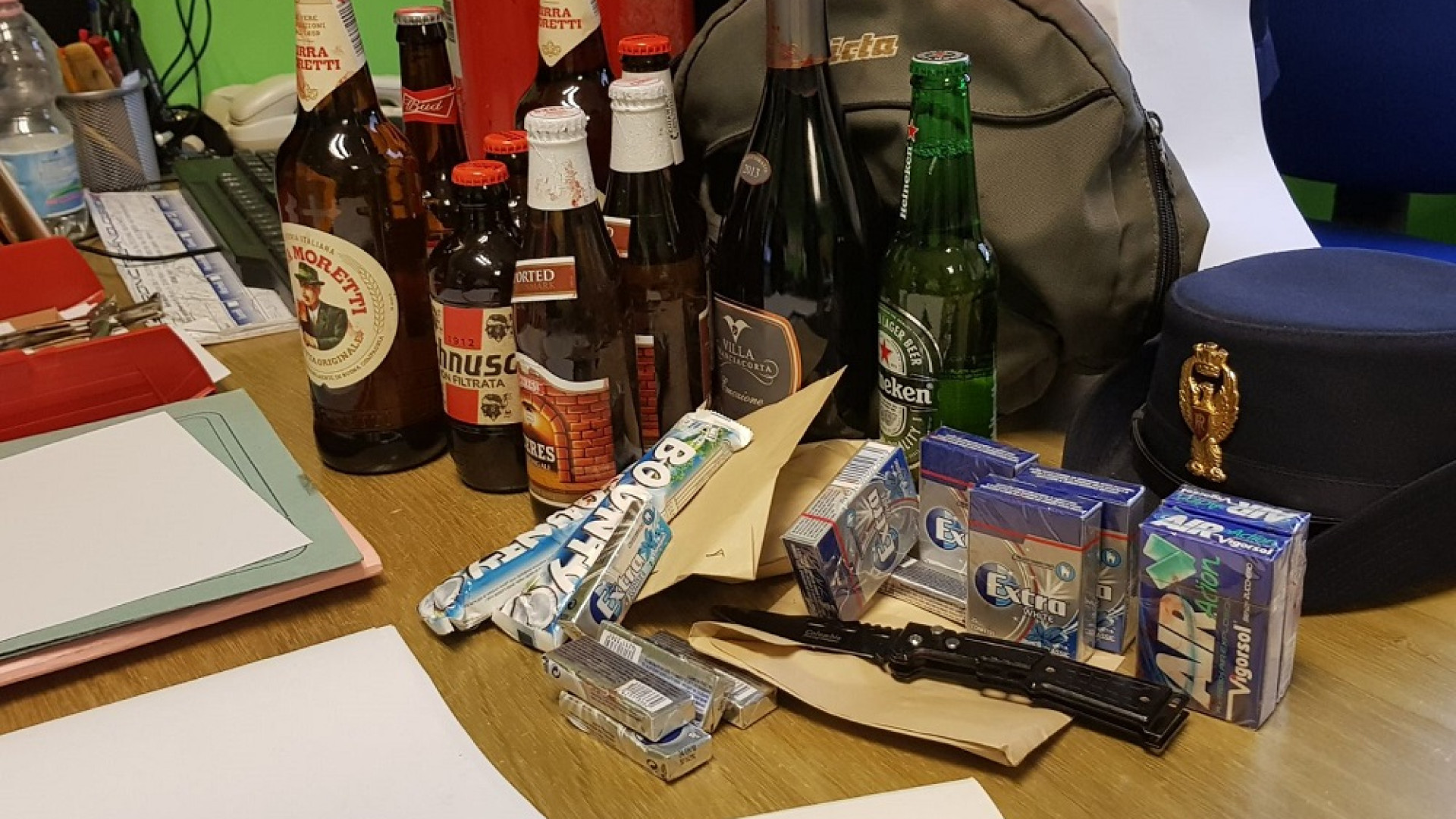 Sfonda la vetrina di un bar con un estintore per rubare: arrestato