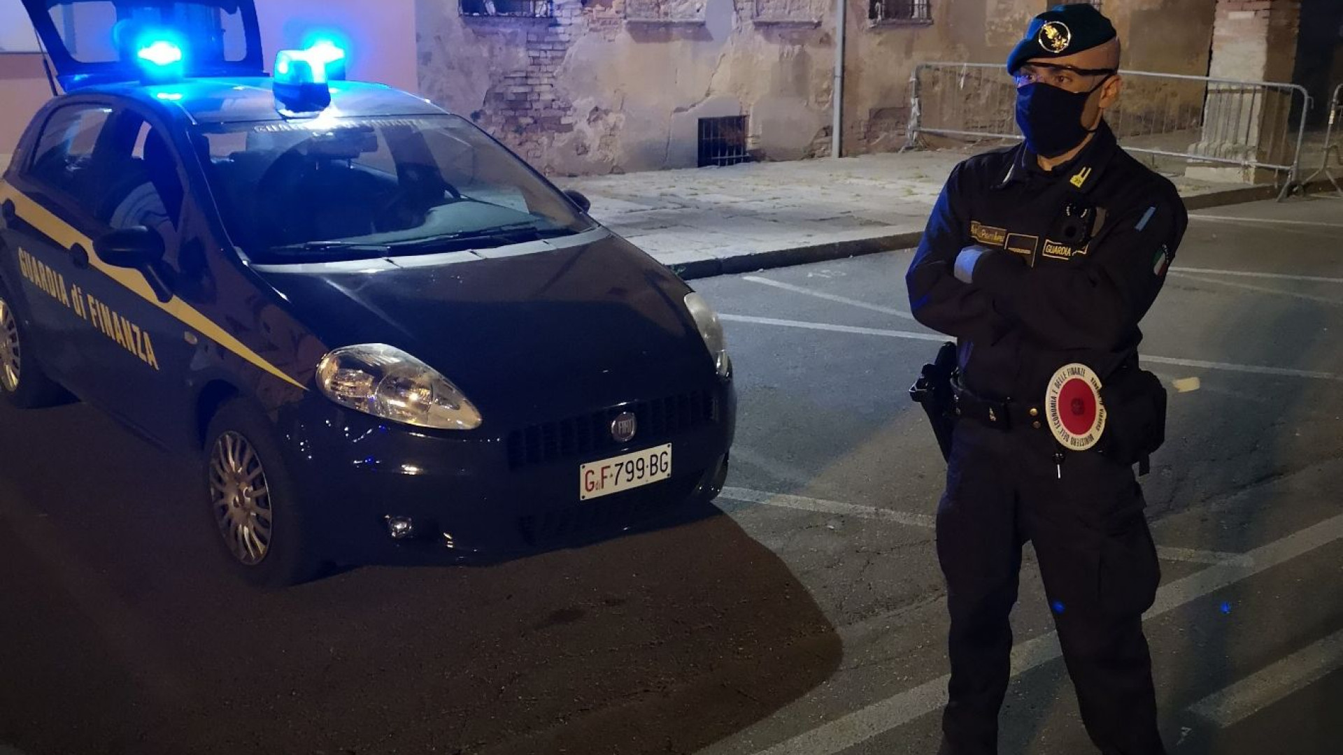 In dodici a sorseggiare l'aperitivo dentro al bar in orario vietato: sanzionati e locale chiuso 5 giorni