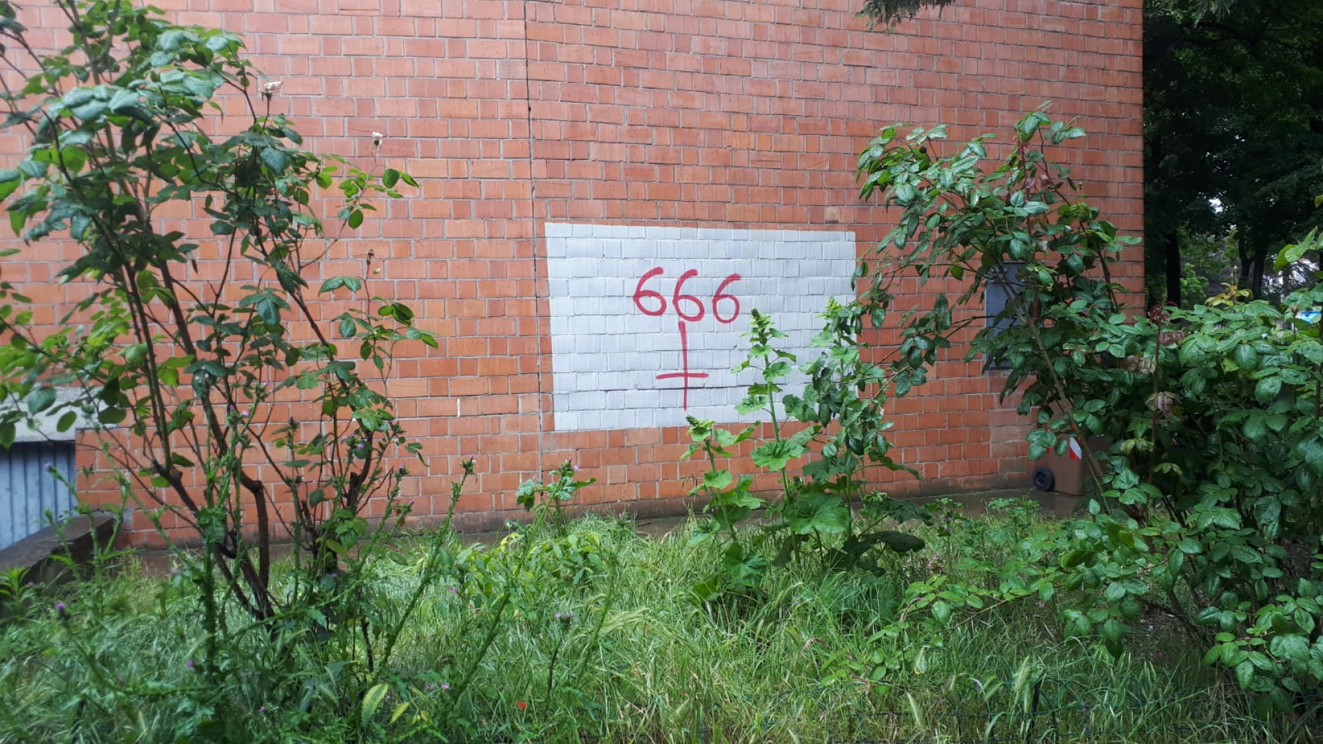 Vandali in azione: simboli satanici sulla parete di Nostra Signora di Lourdes